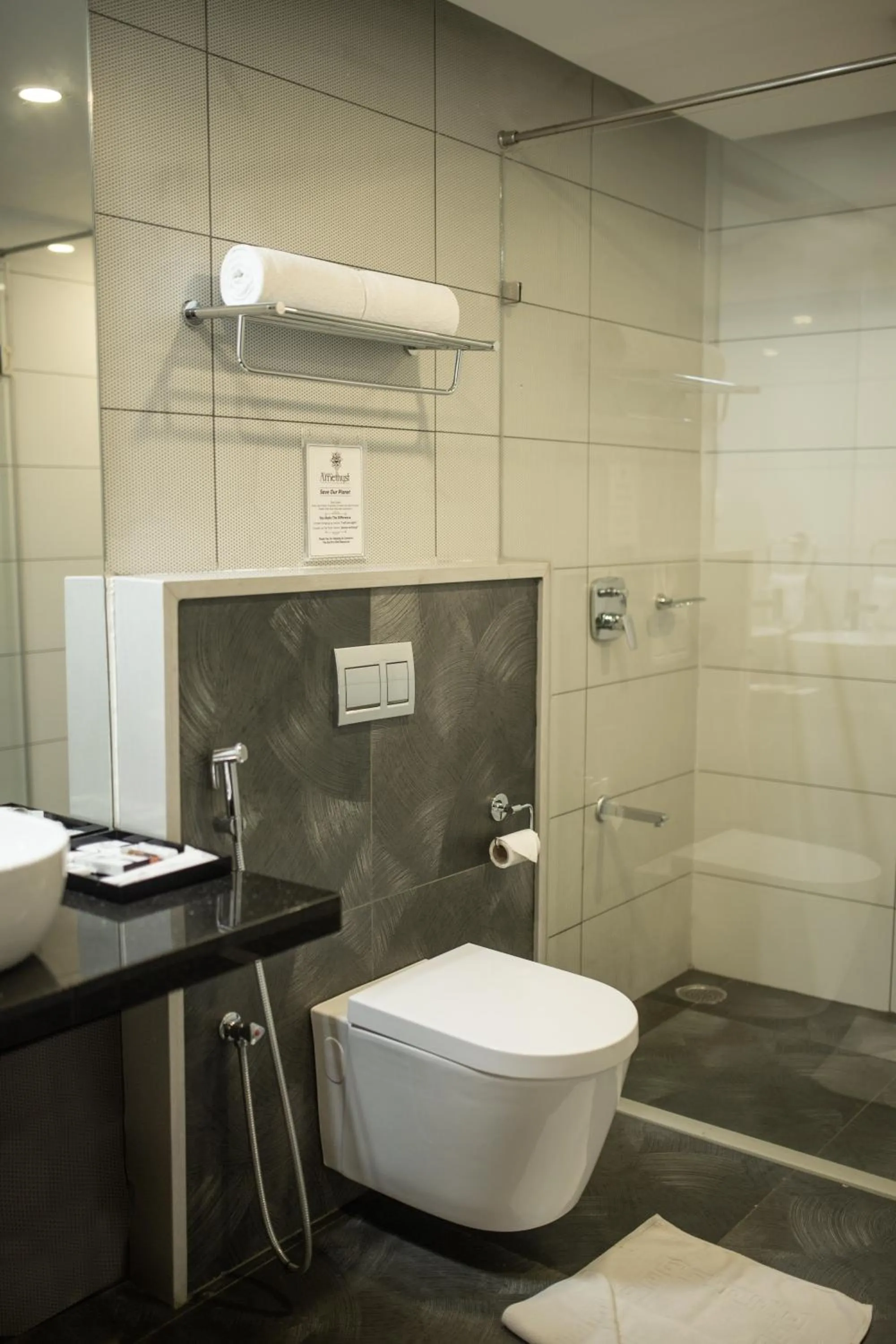 Toilet in Hotel Visakka Palani