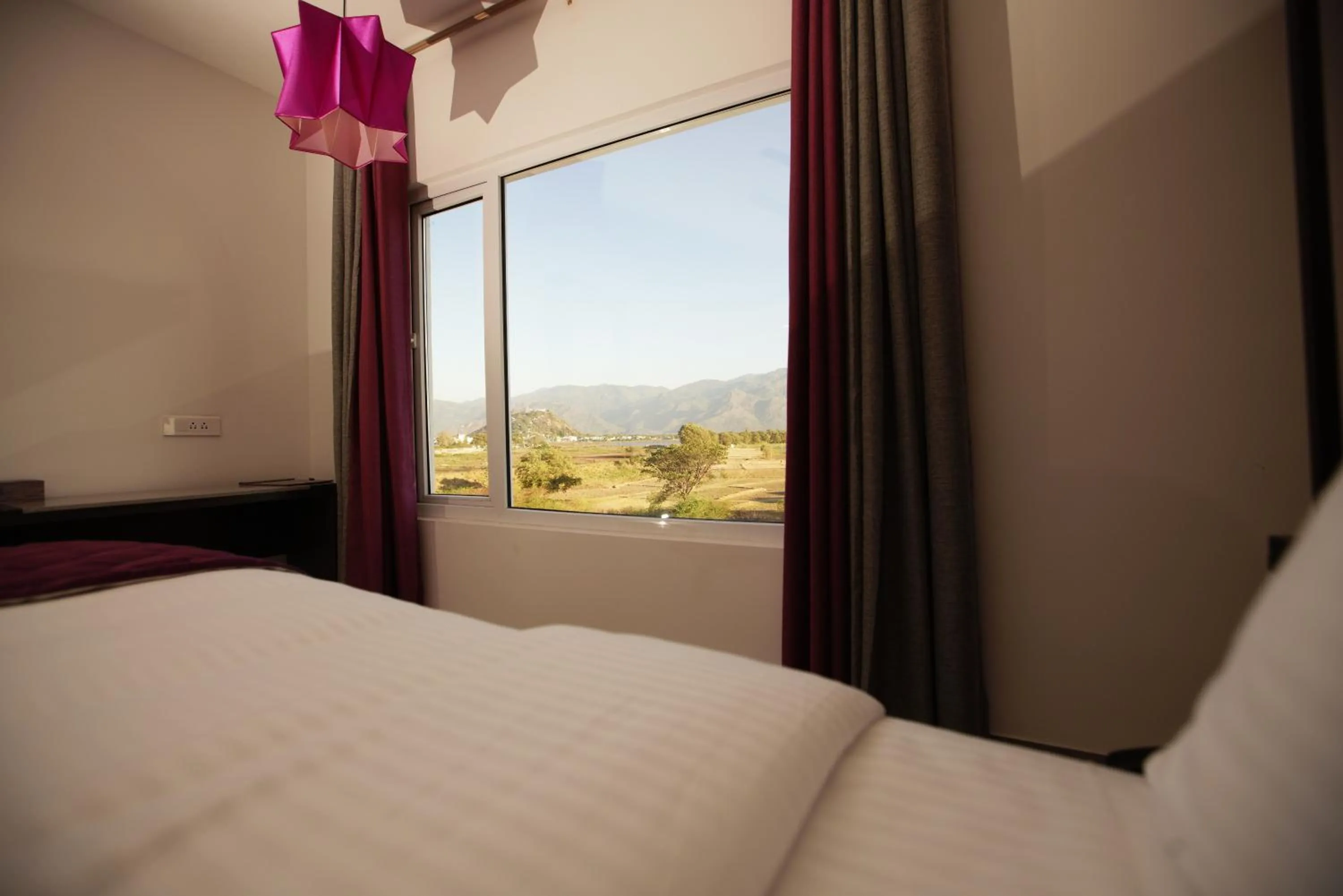 Mountain view, Bed in Hotel Visakka Palani
