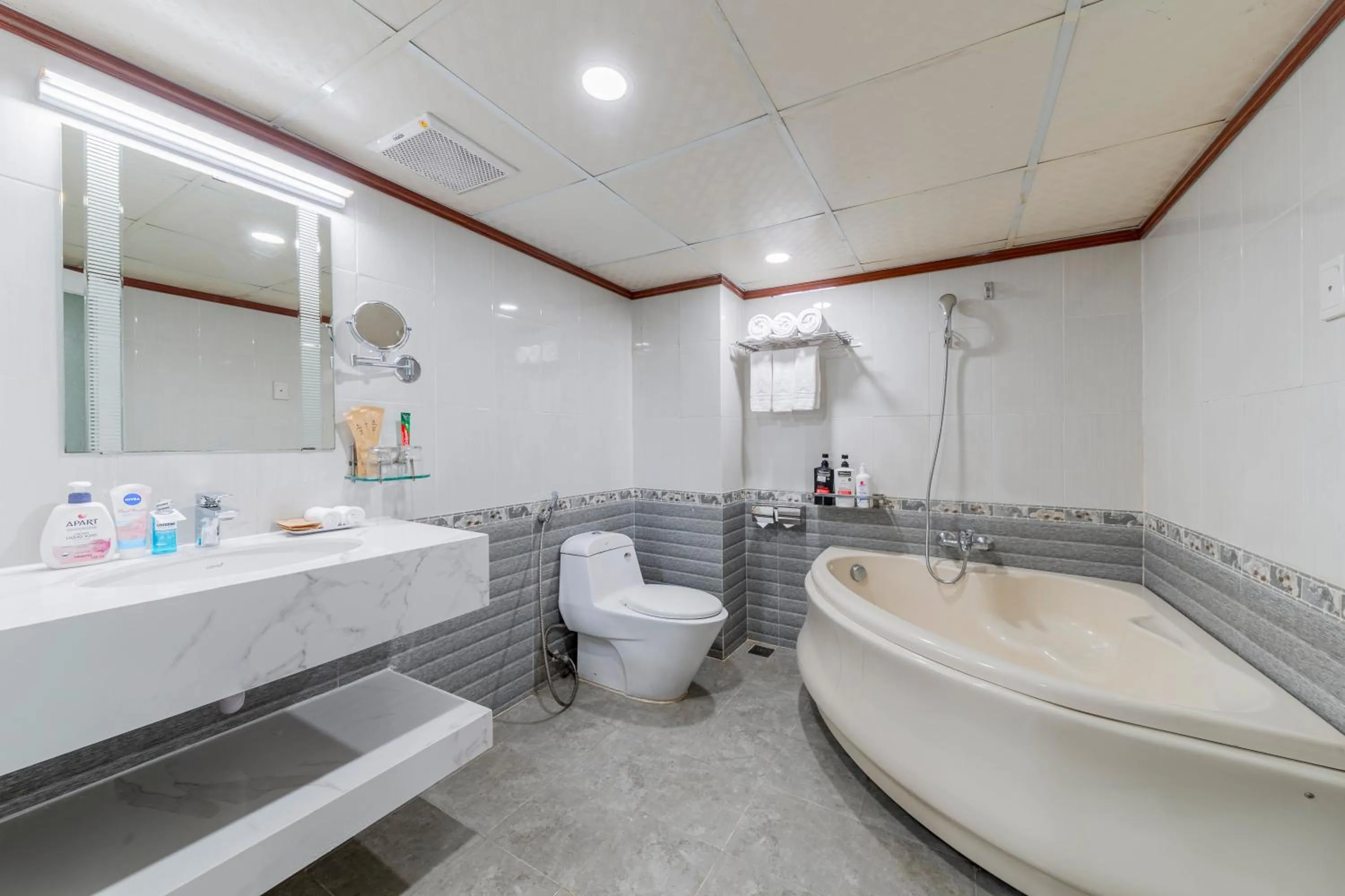 Bath in A25 Hotel -137 Nguyễn Du - Đà Nẵng