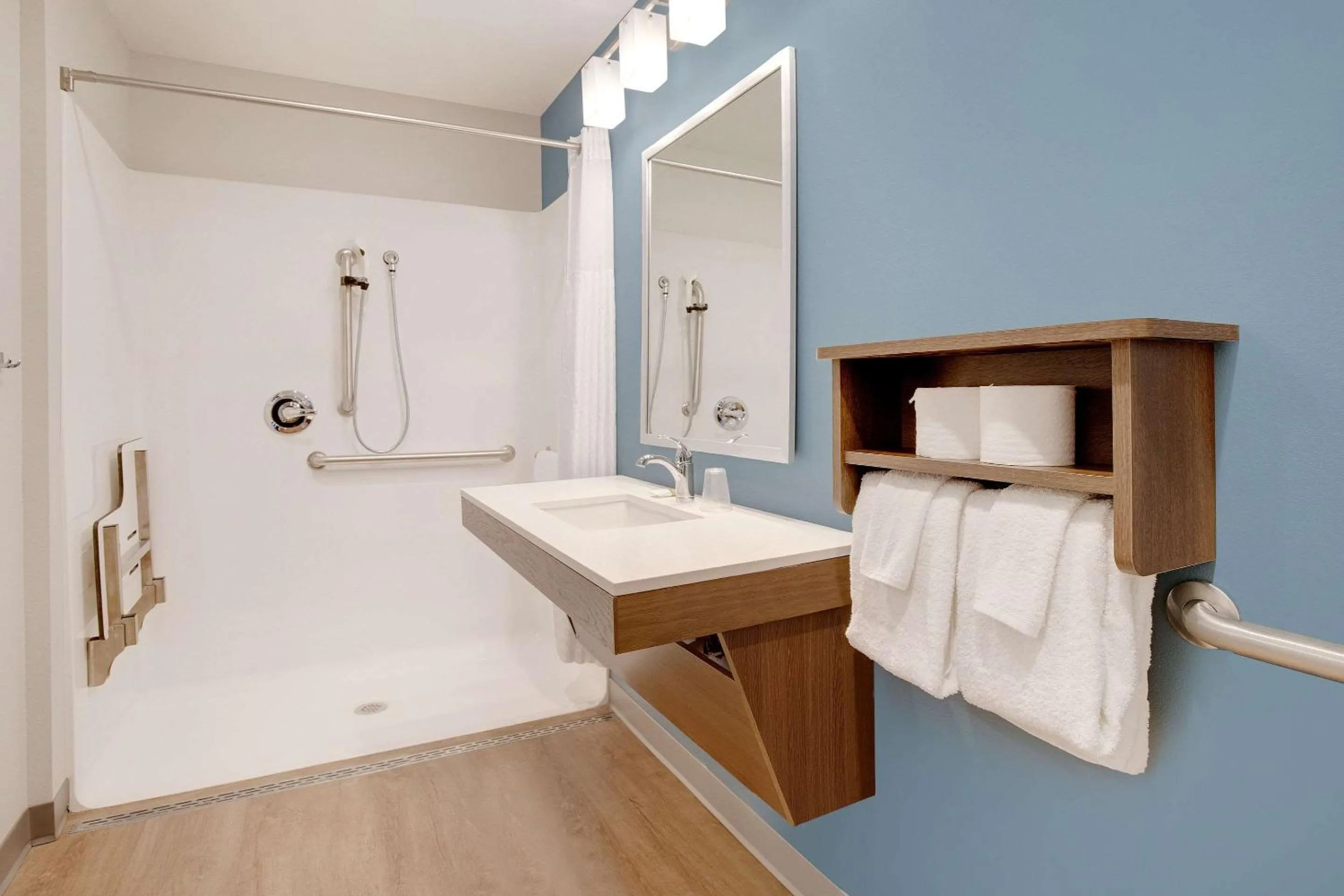 Bathroom, Bed in WoodSpring Suites Carol Stream - Chicago