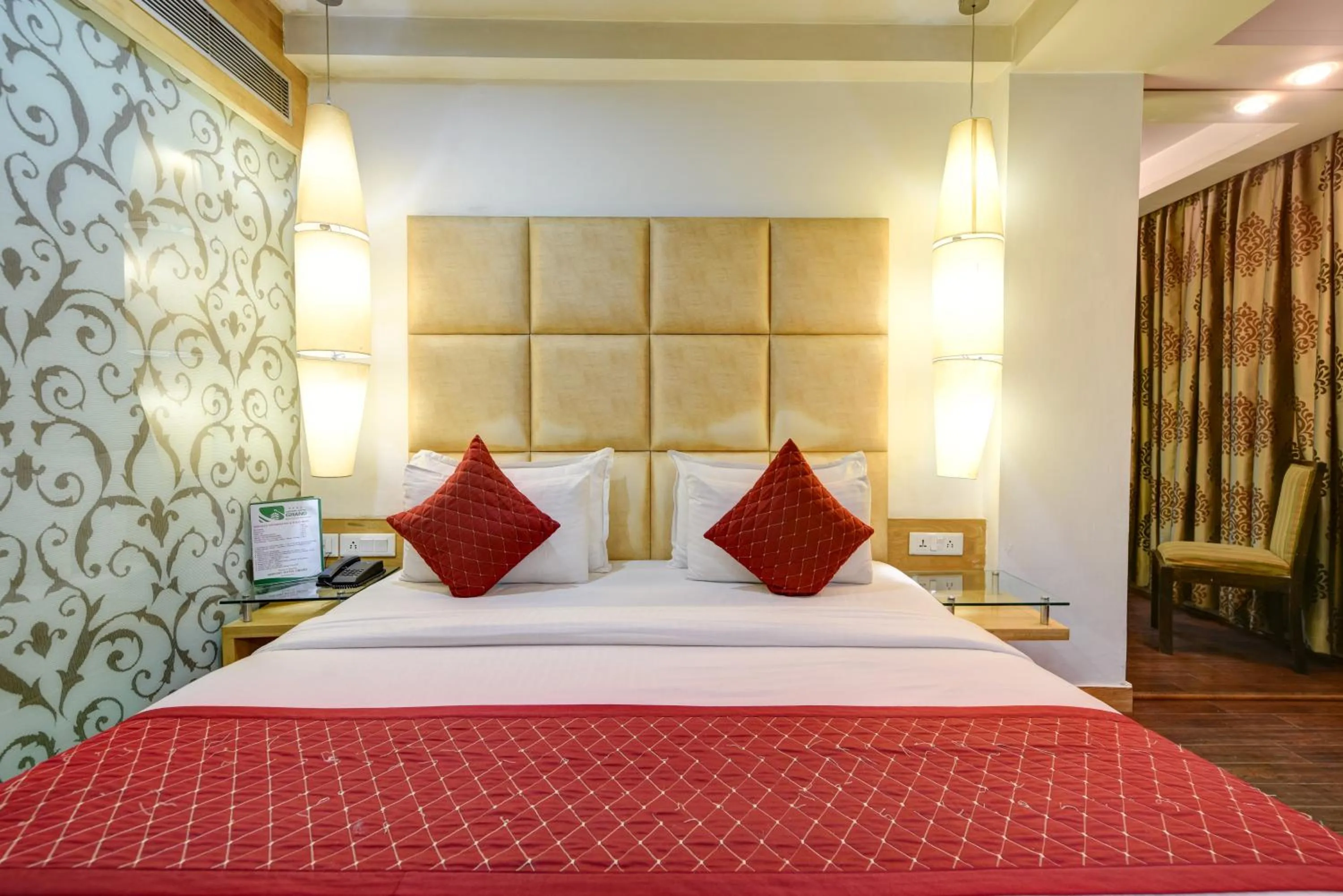 Bedroom, Bed in Airport Hotel Grand