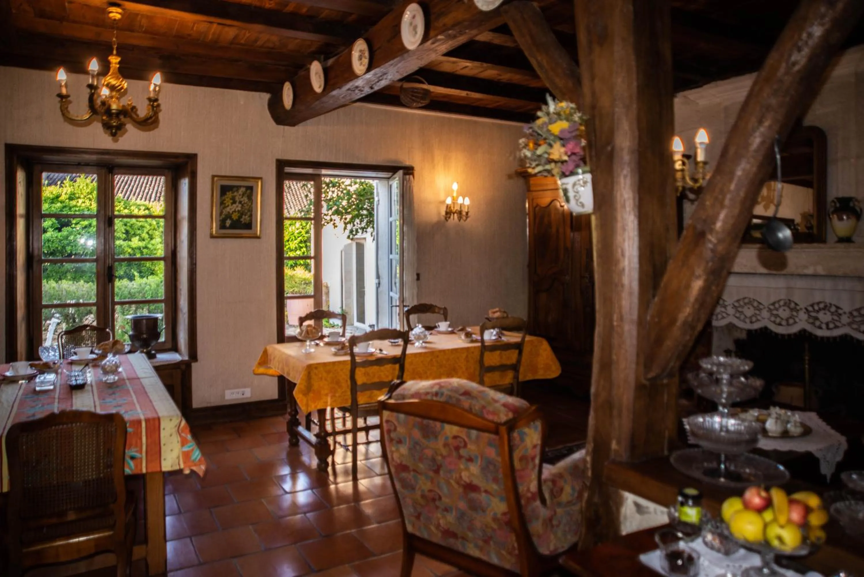 Dining area in La Closerie de Fronsac