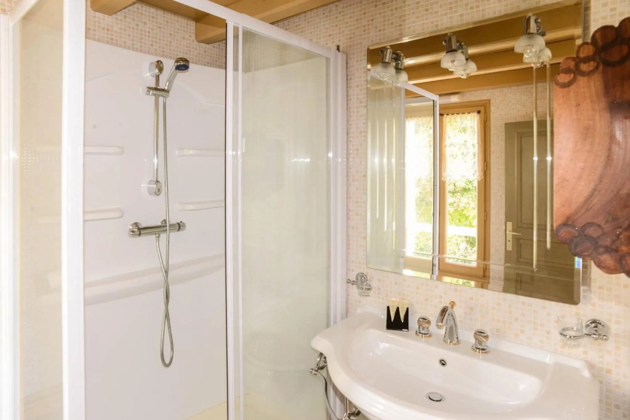 Bathroom in La Closerie de Fronsac