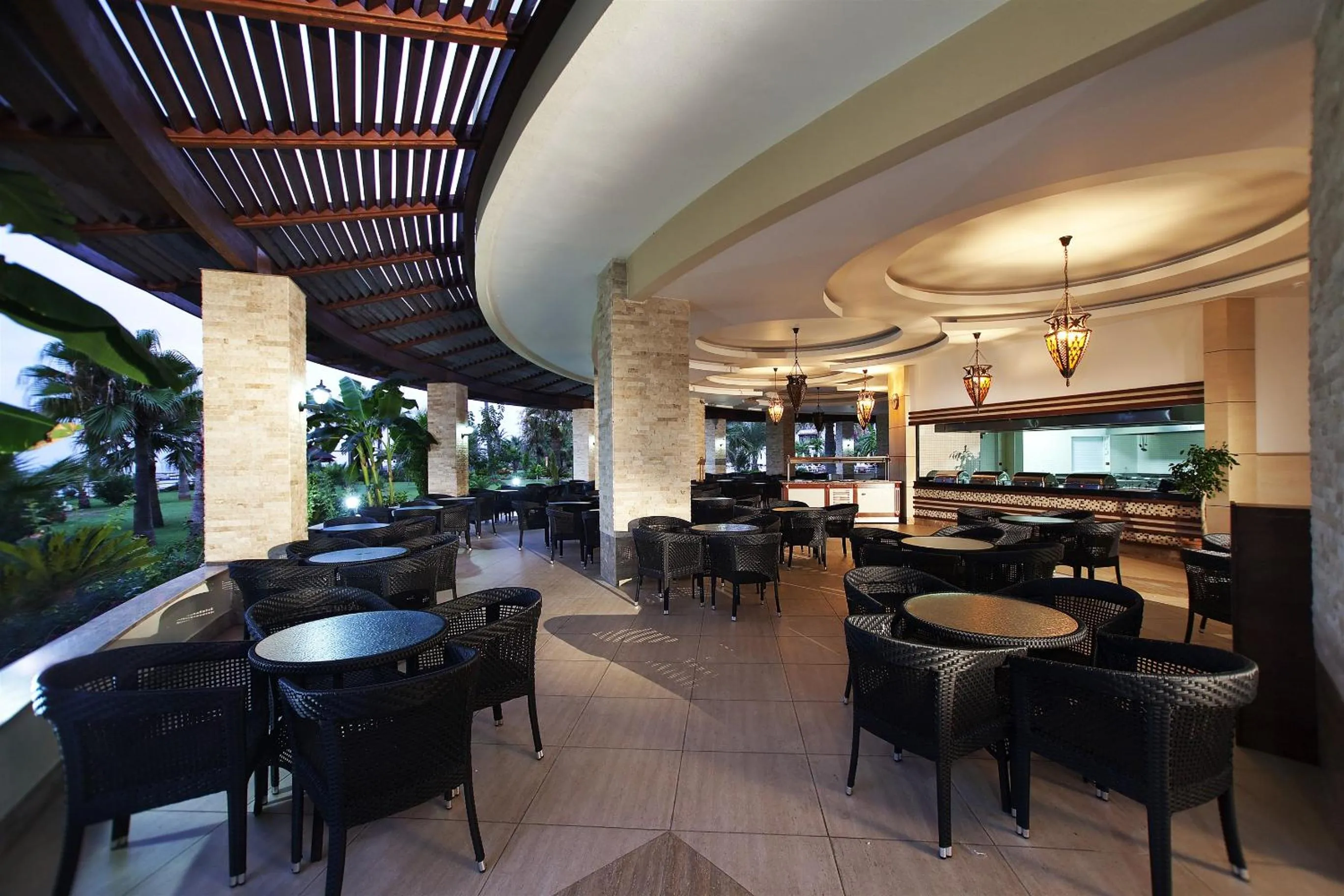 Restaurant/places to eat in Saphir Hotel & Villas