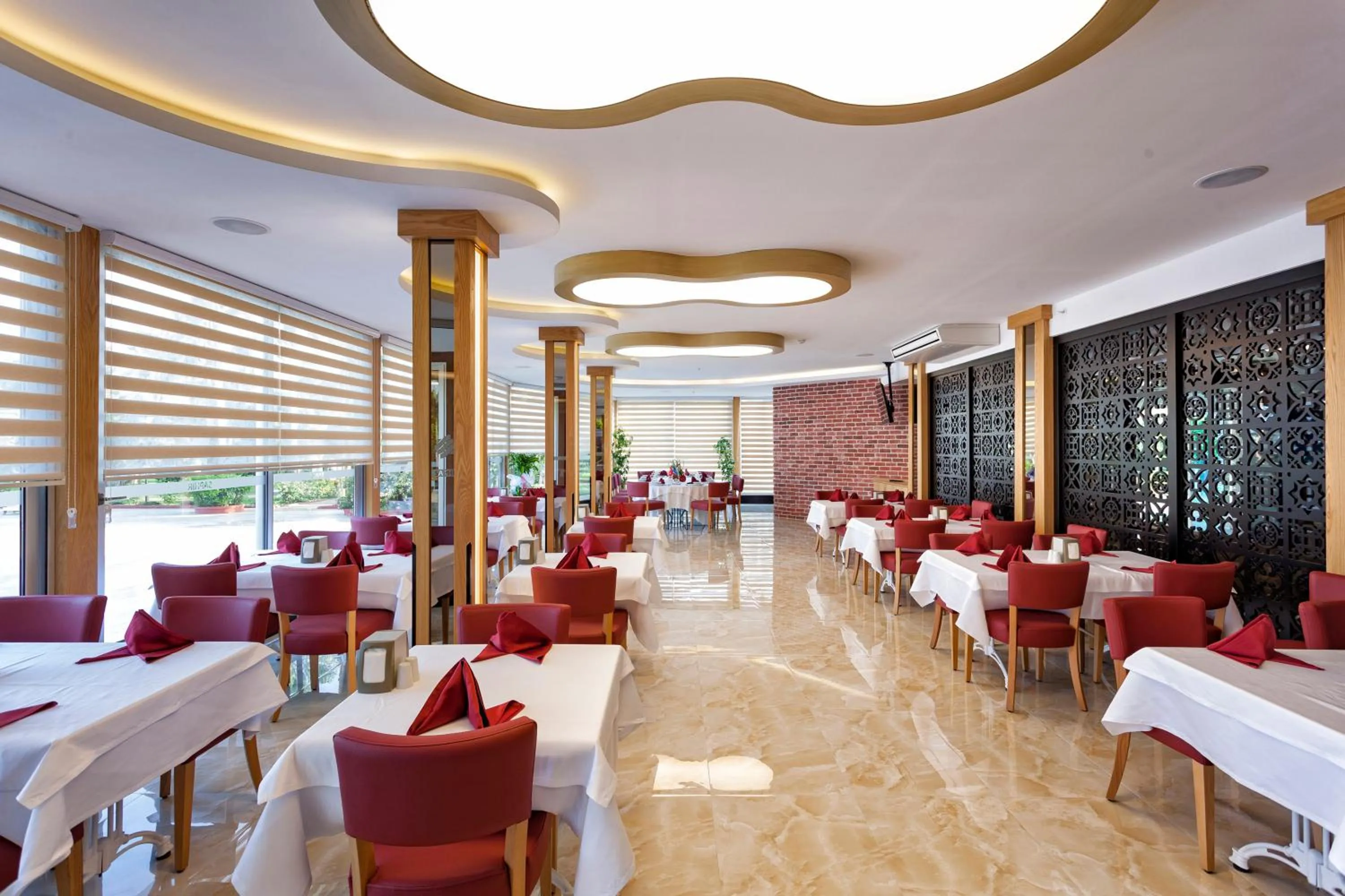 Restaurant/places to eat in Saphir Hotel & Villas