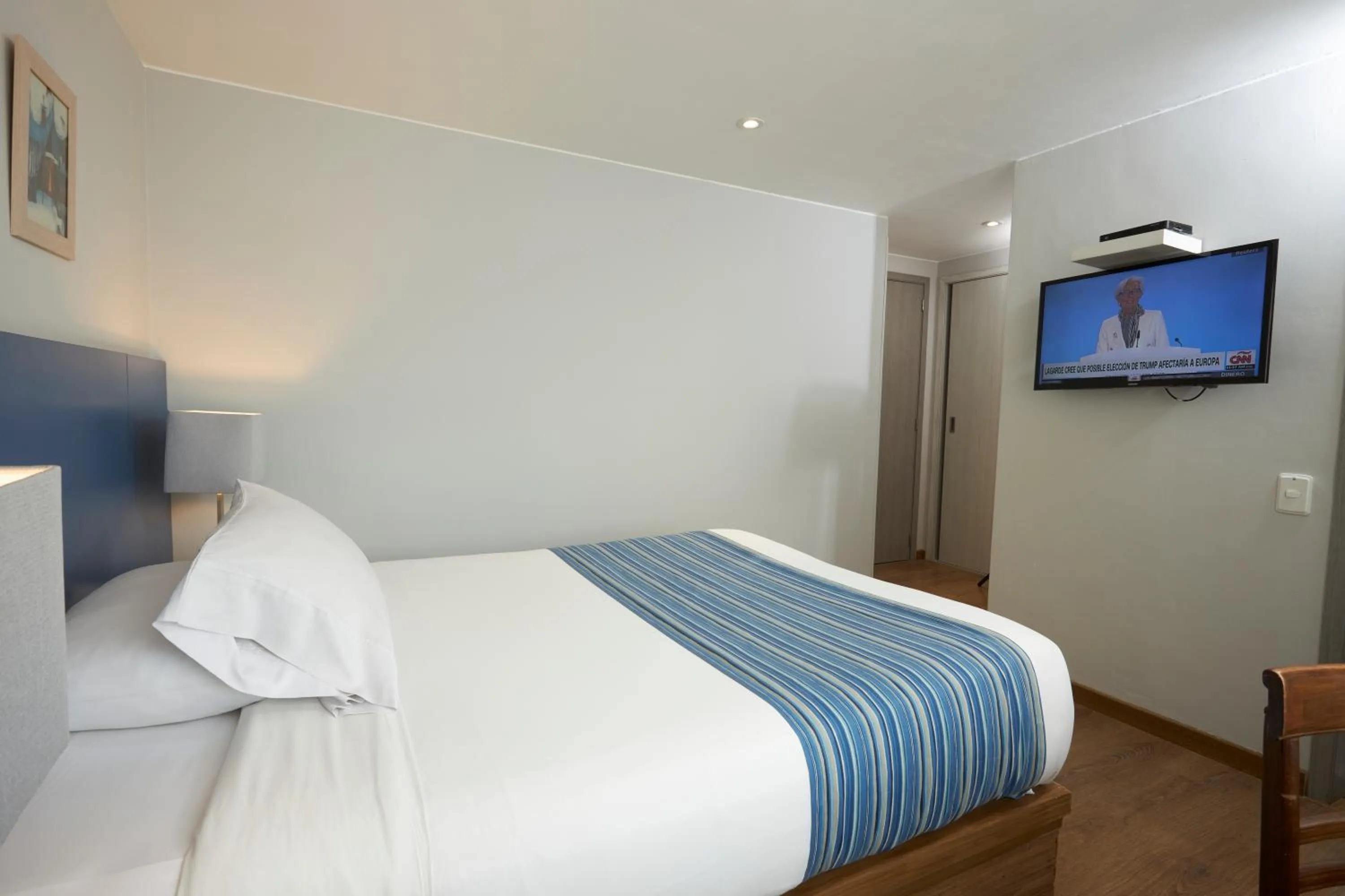 TV and multimedia, Bed in Hotel Saint Simon