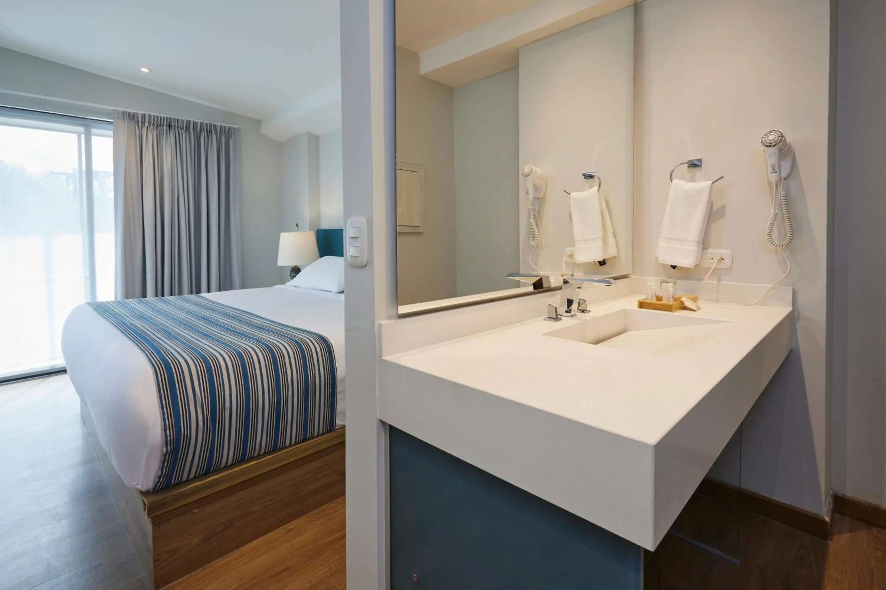 Bathroom, Bed in Hotel Saint Simon