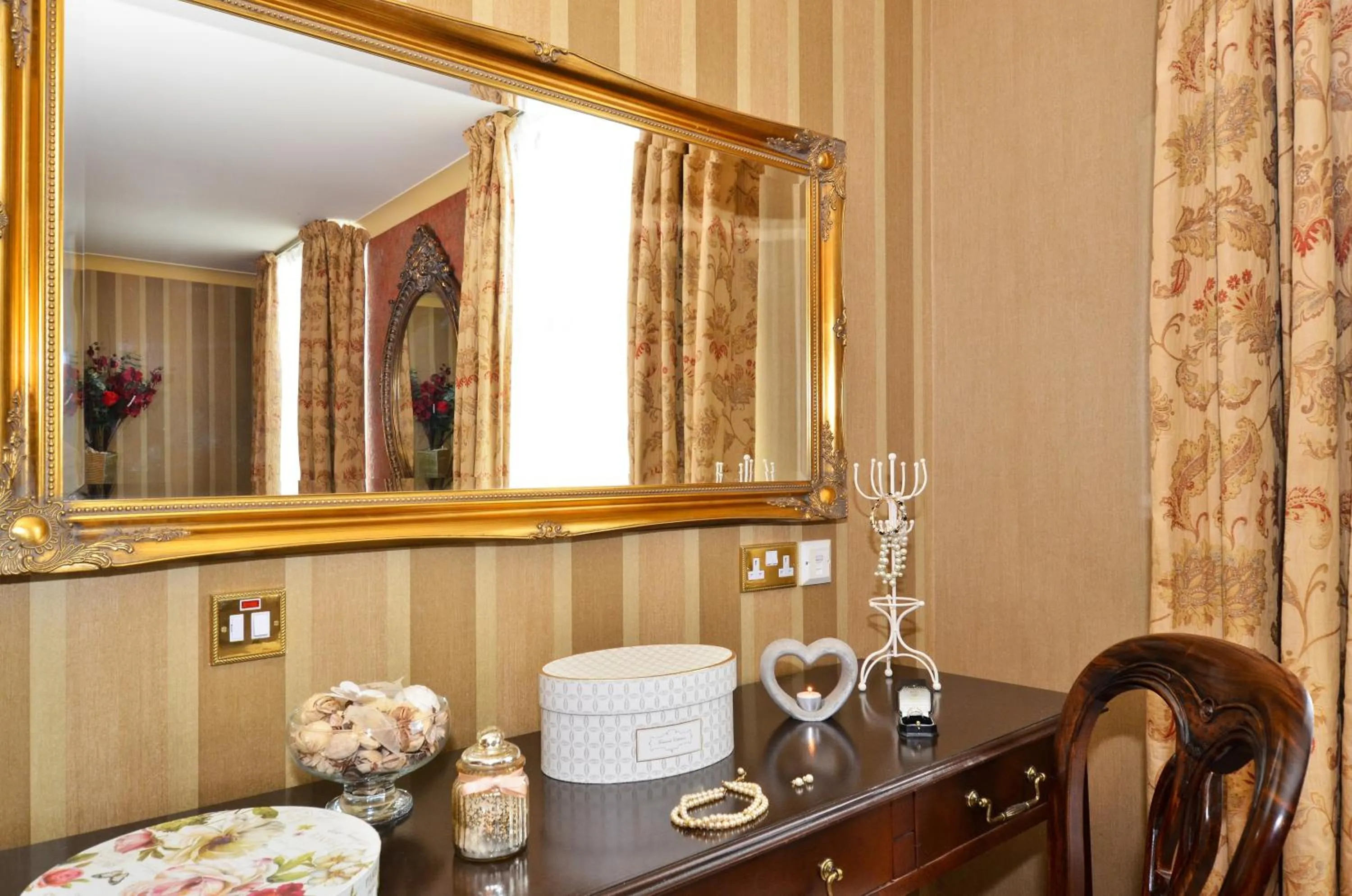 Decorative detail in Hotel Newport