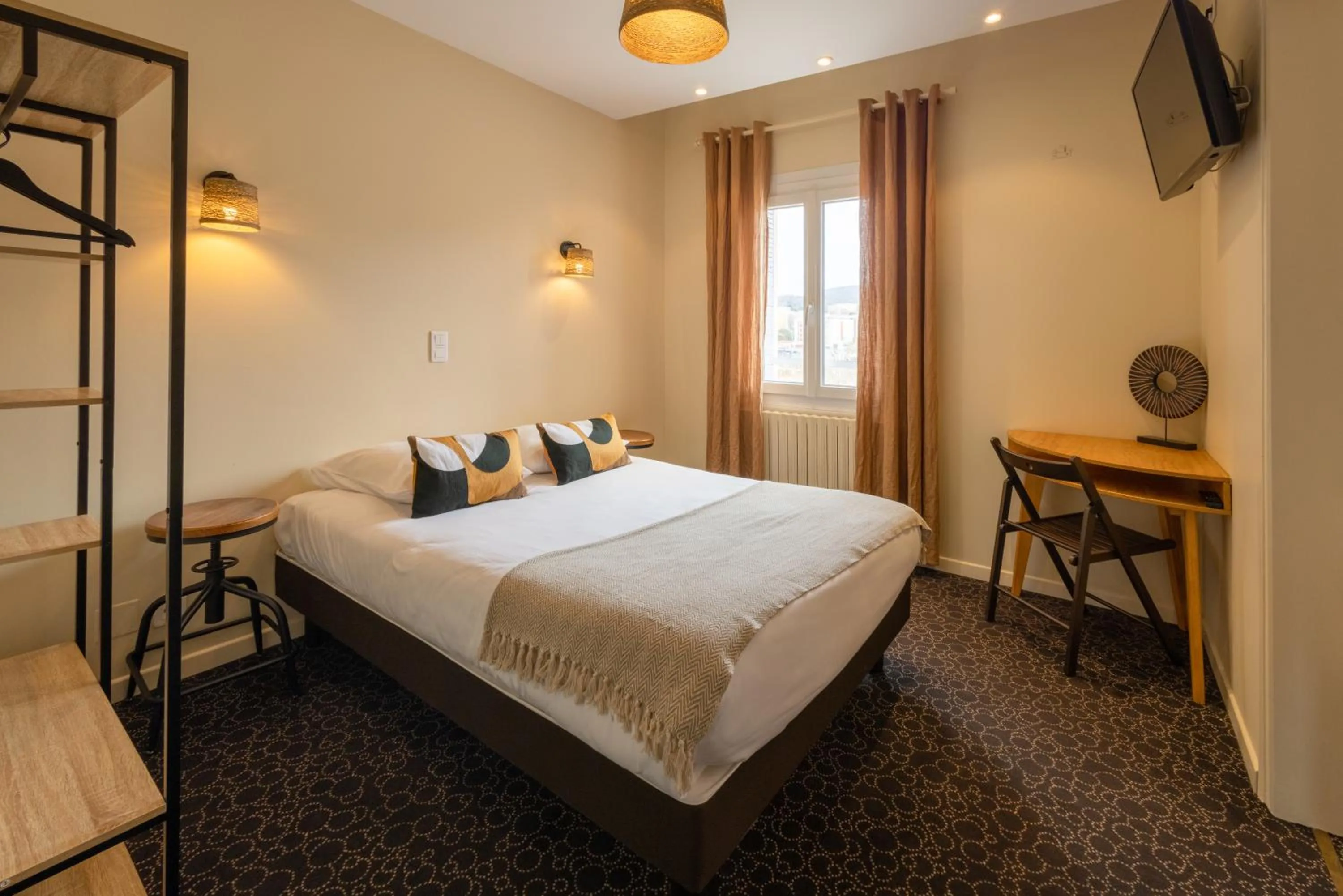 Bedroom, Bed in L'Aptois Hôtel