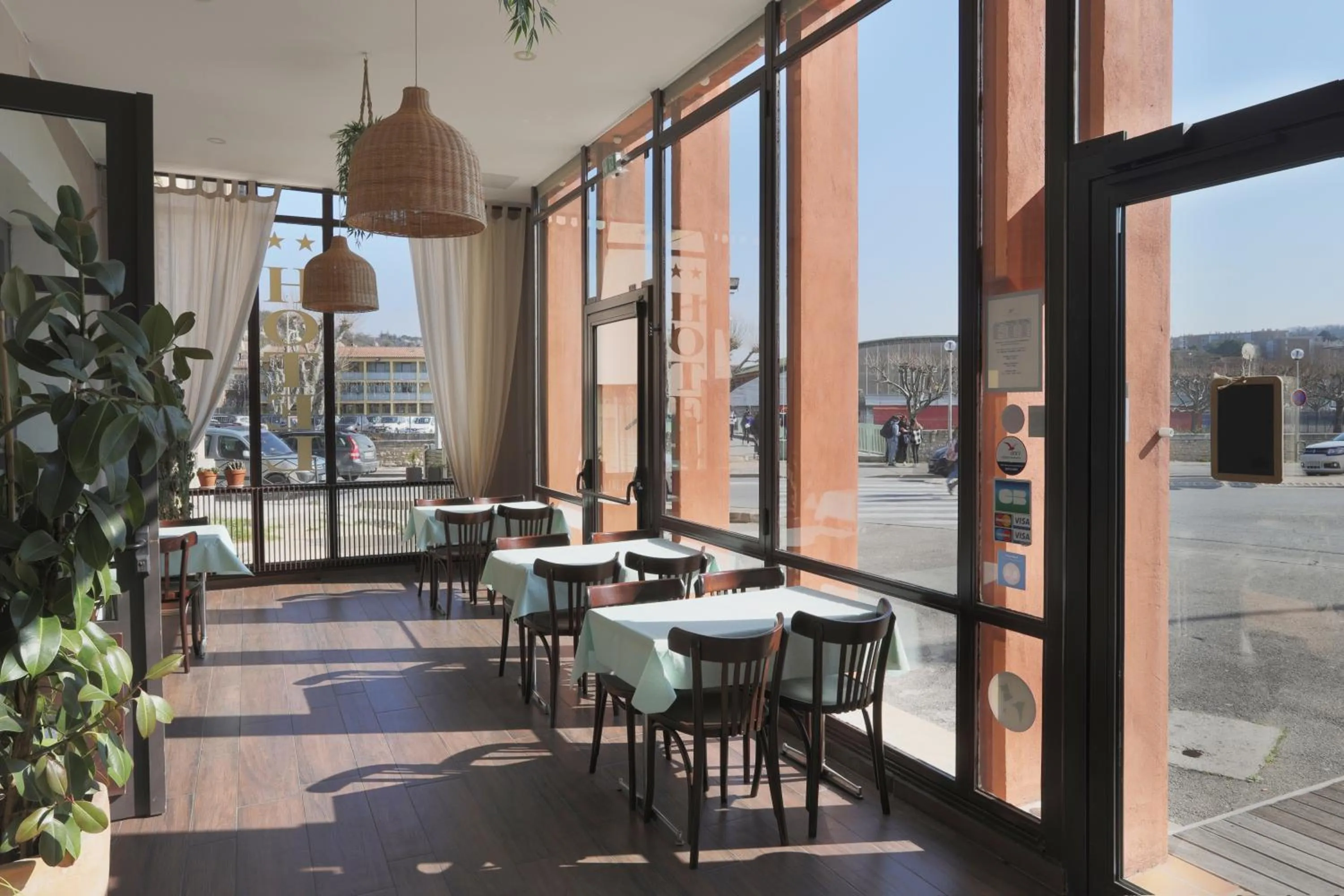 Restaurant/places to eat in L'Aptois Hôtel