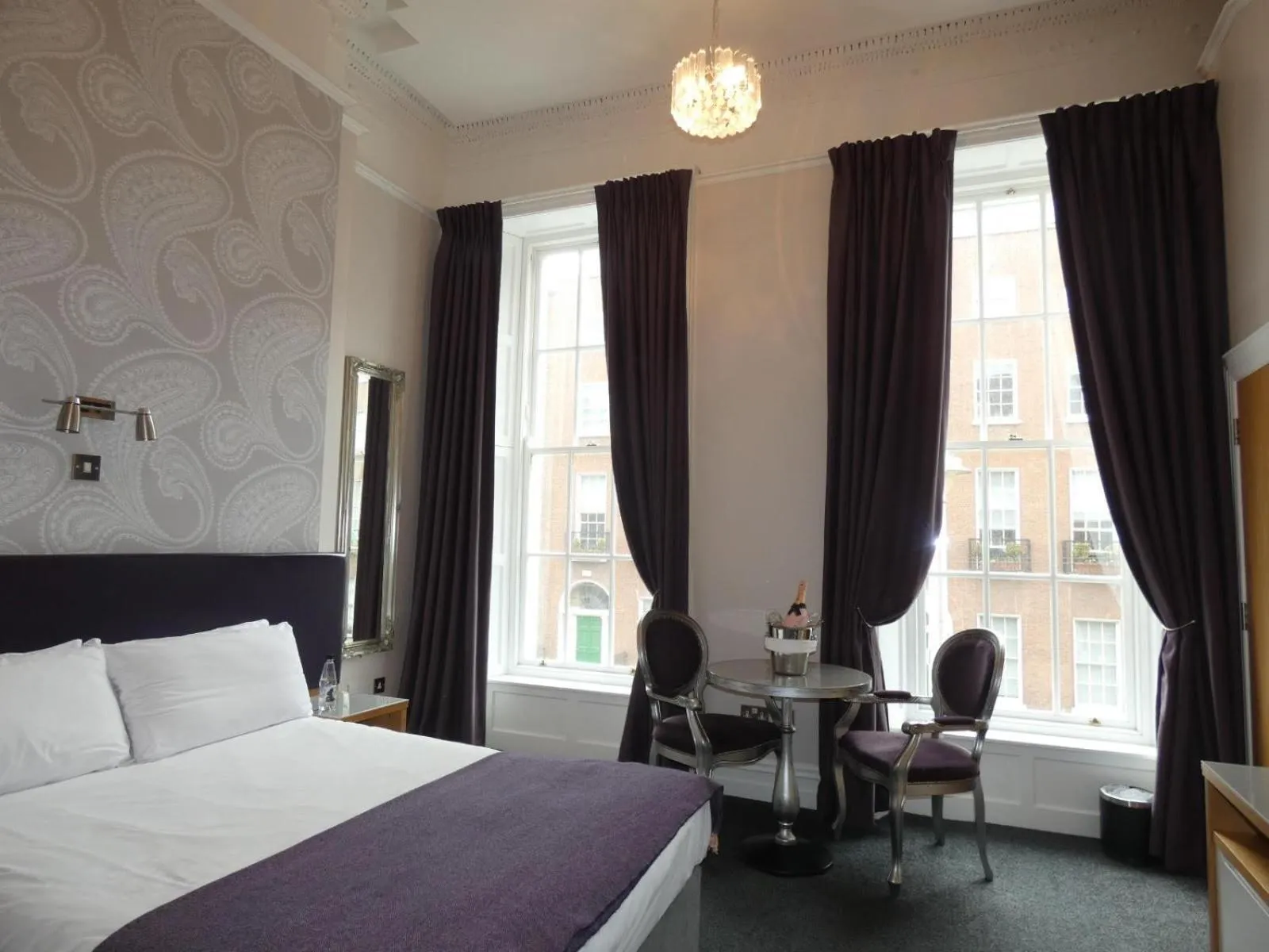 Photo of the whole room, Bed in Jackson Court Hotel