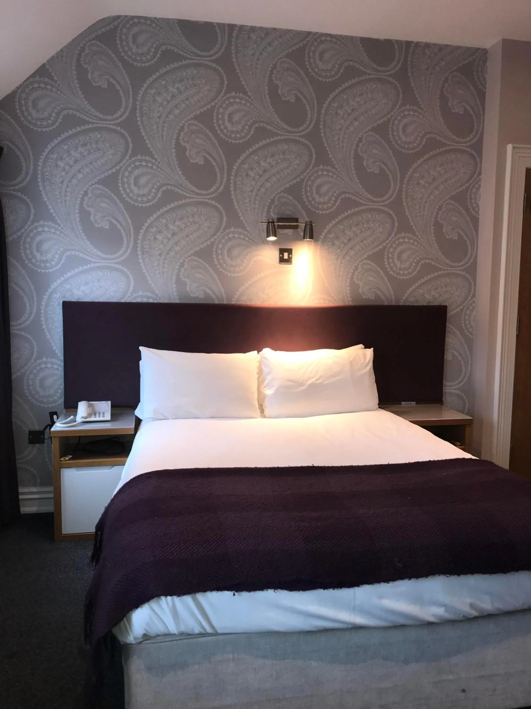 Bed in Jackson Court Hotel