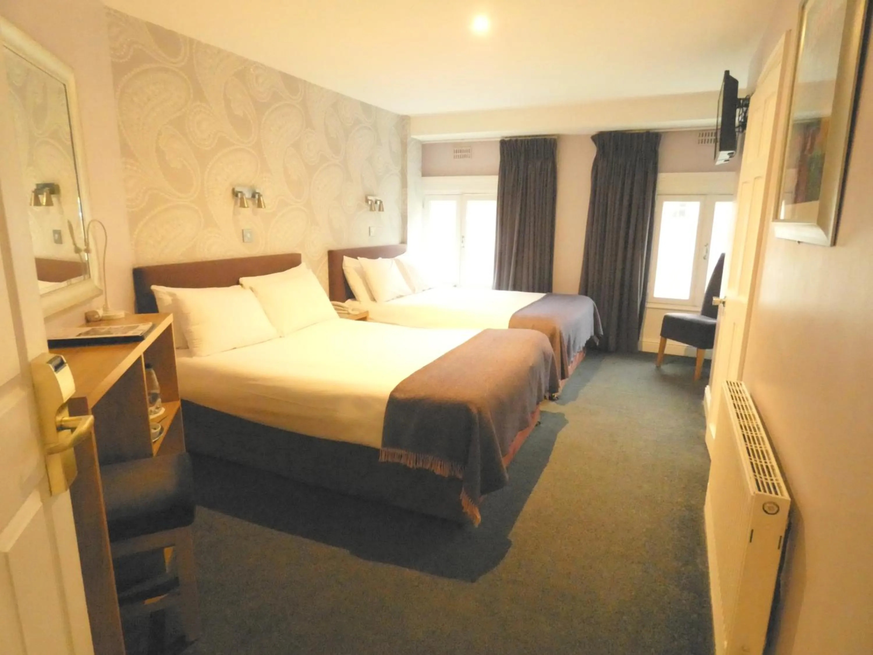Nightclub / DJ, Bed in Jackson Court Hotel