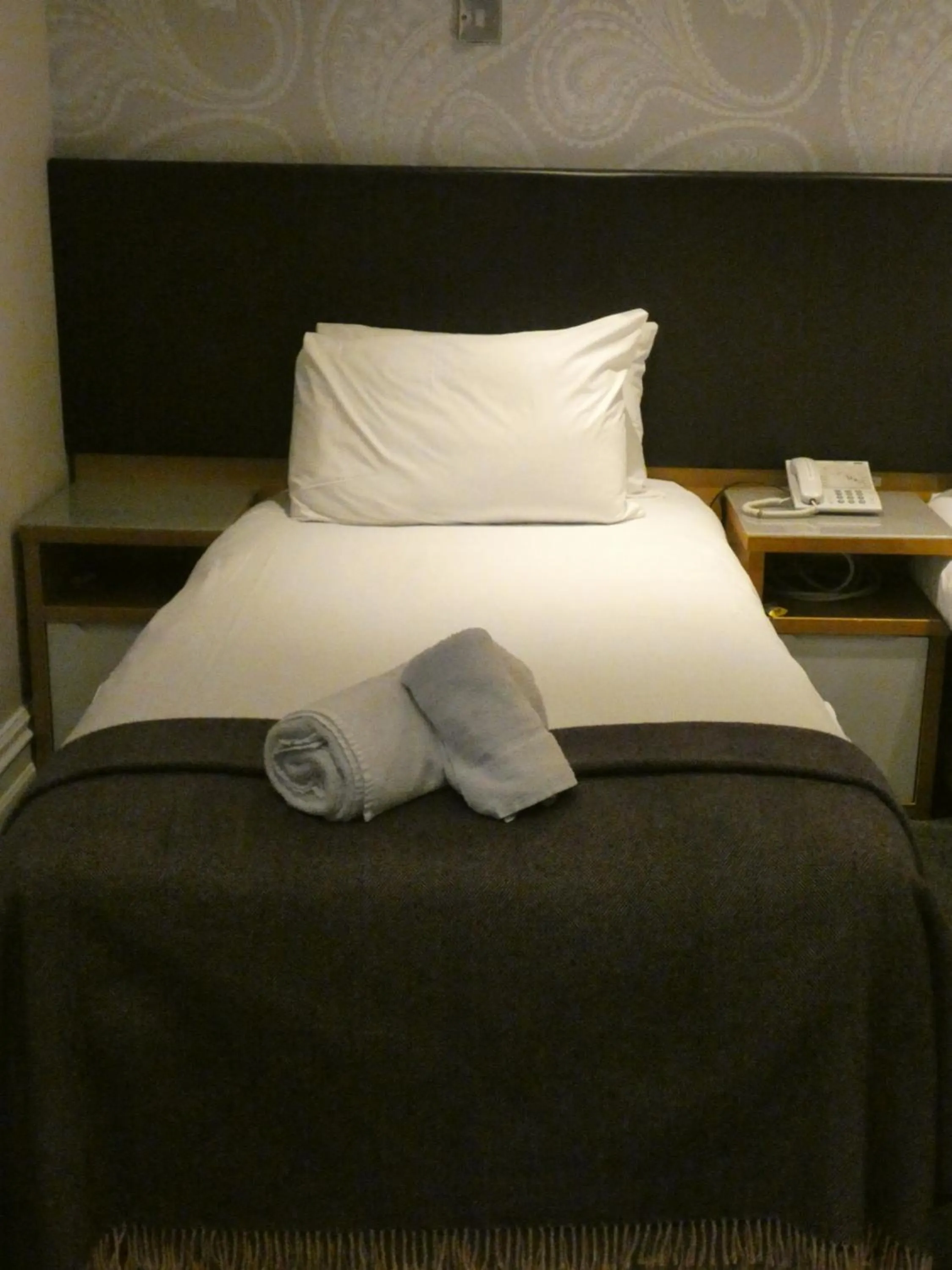 Bed in Jackson Court Hotel