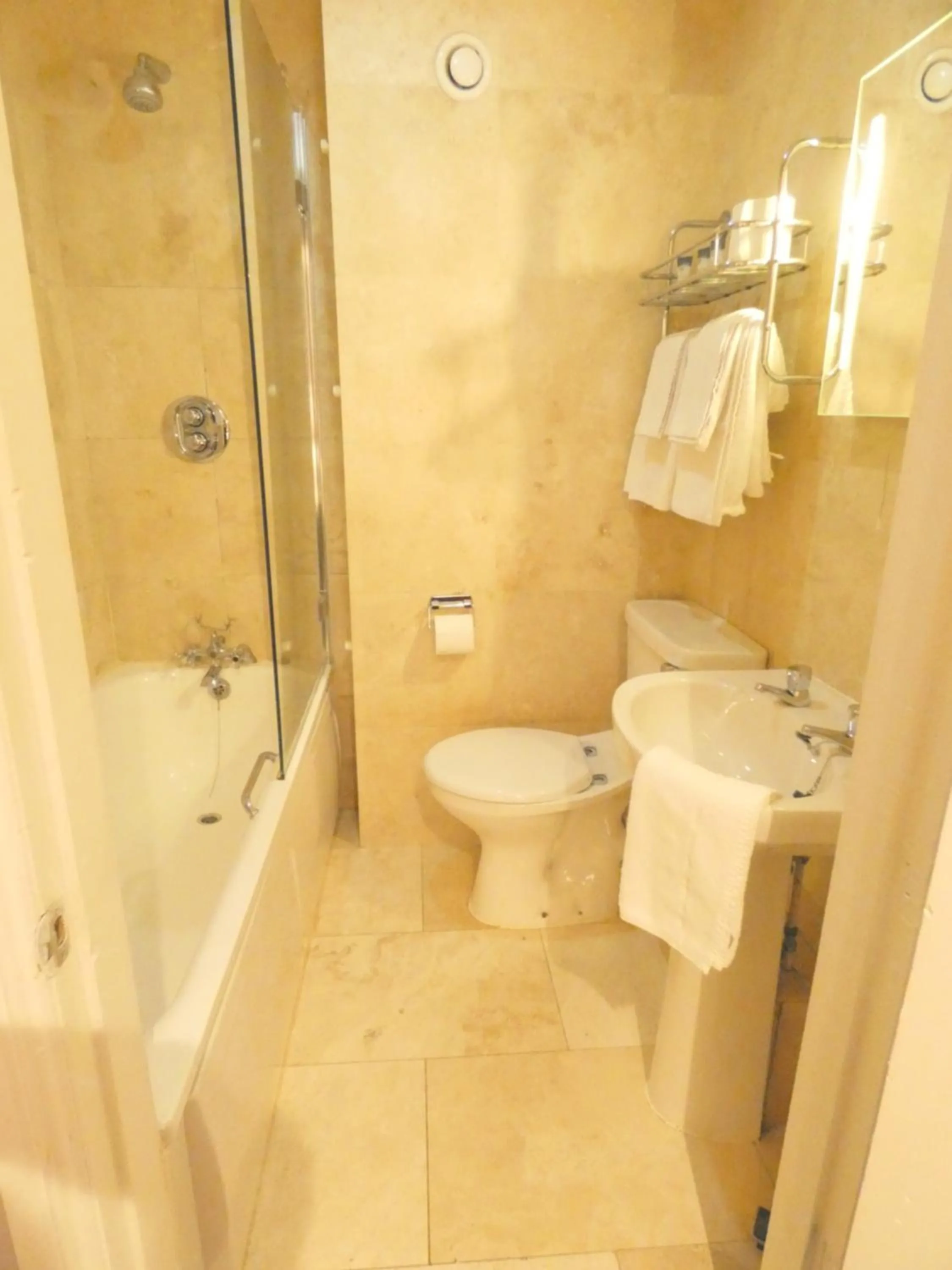 Bathroom in Jackson Court Hotel