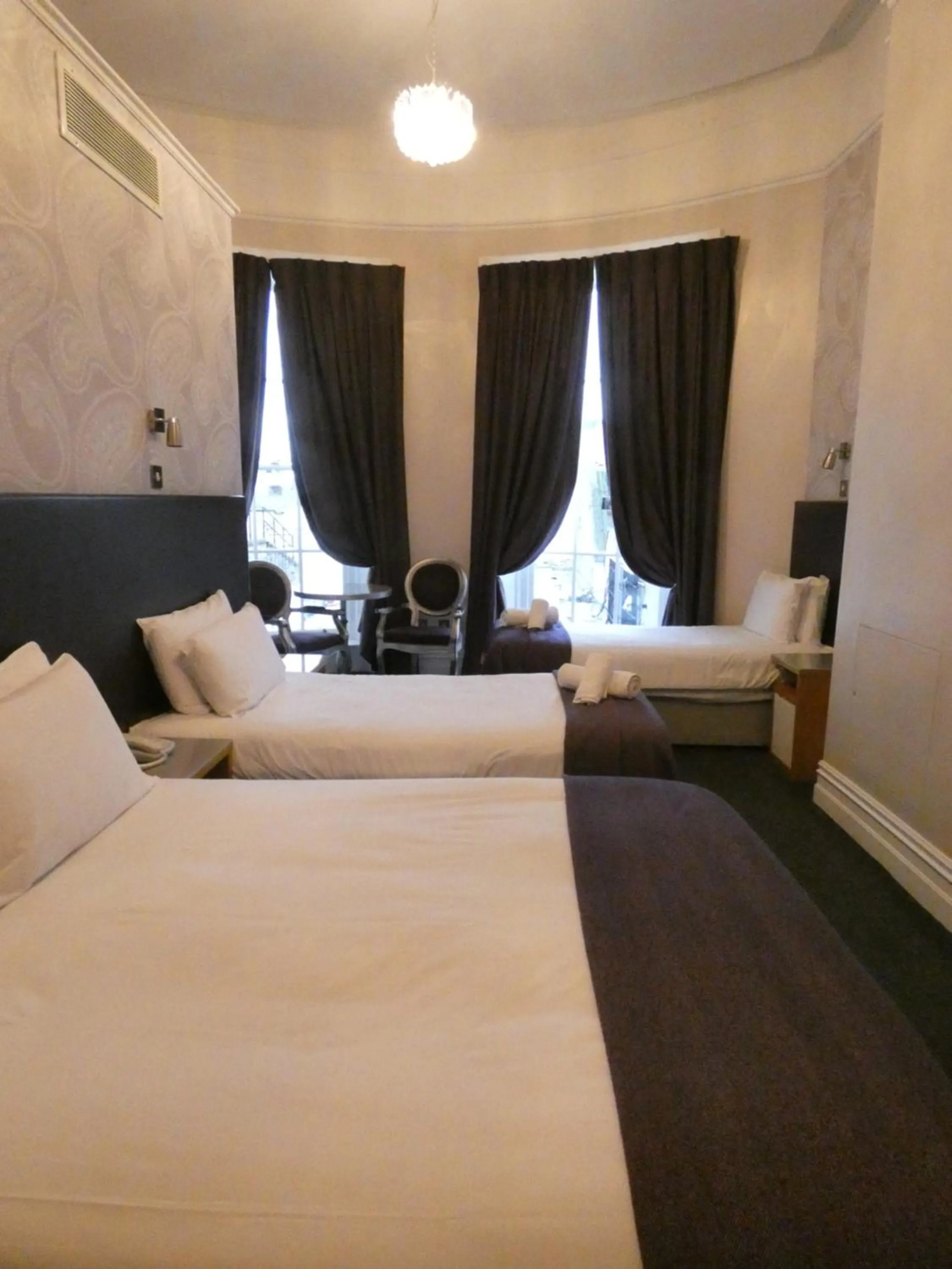 Bed in Jackson Court Hotel