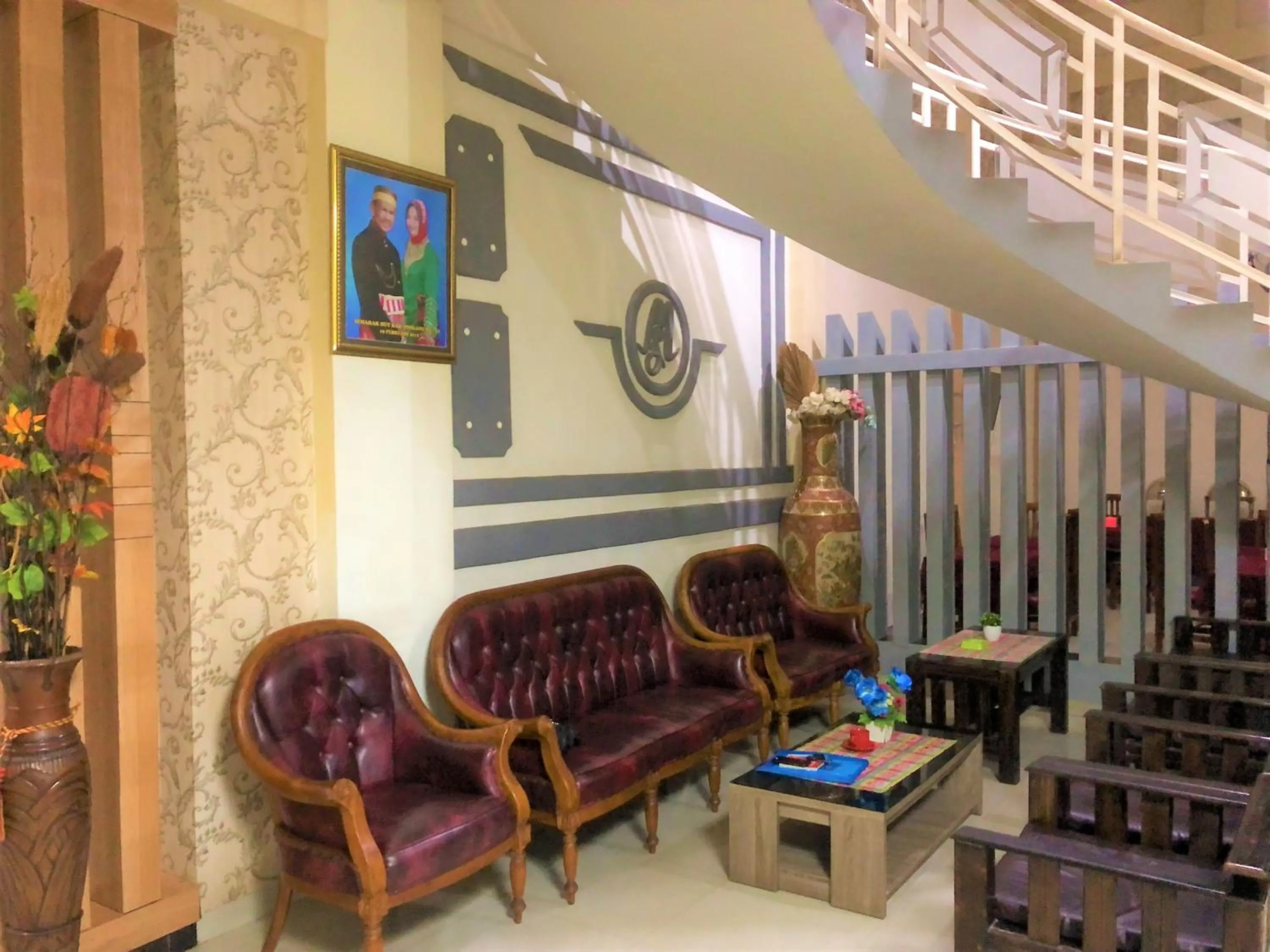 Seating area in MS Hotel Pinrang Mitra RedDoorz
