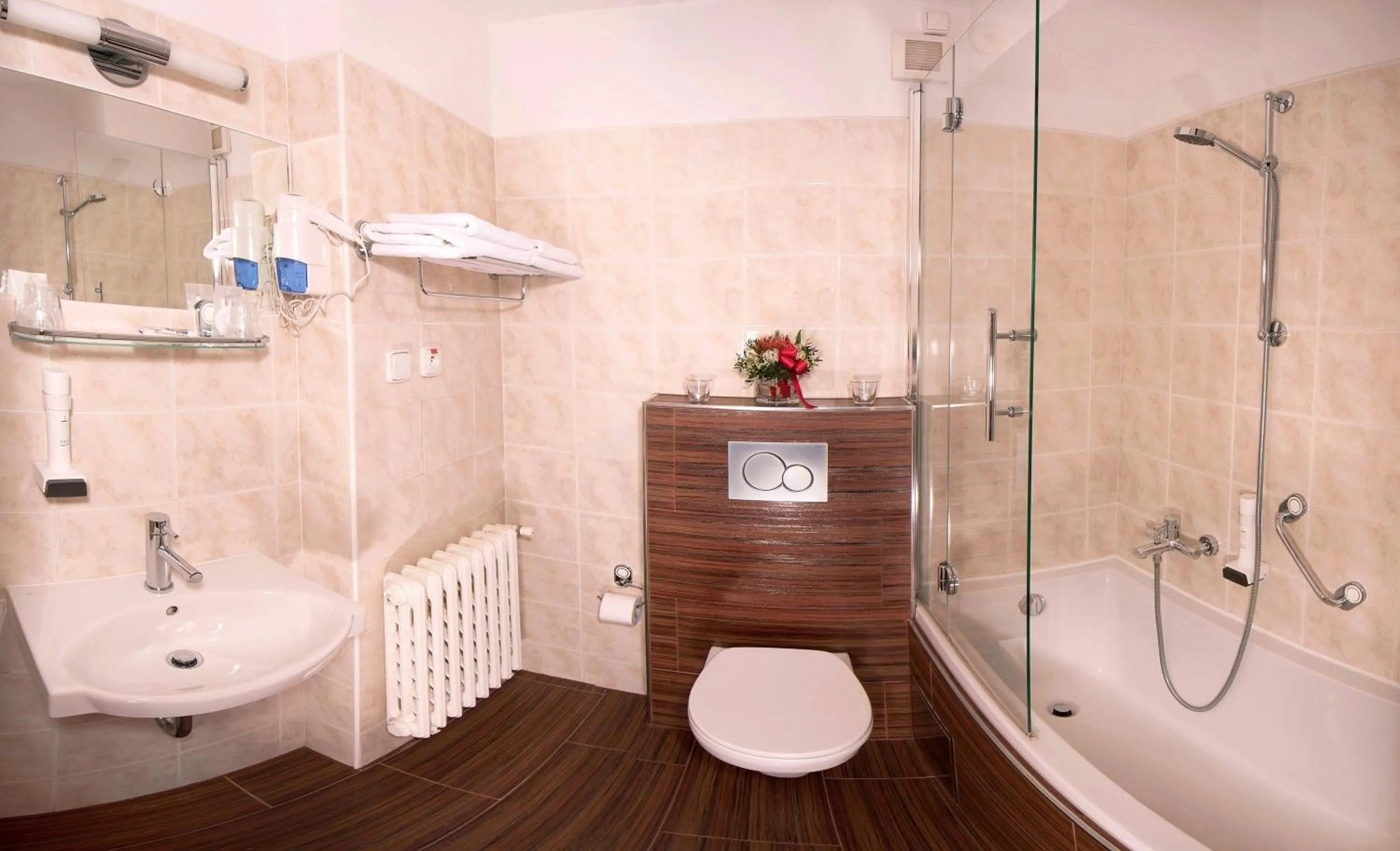 Toilet in Park Hotel Pruhonice