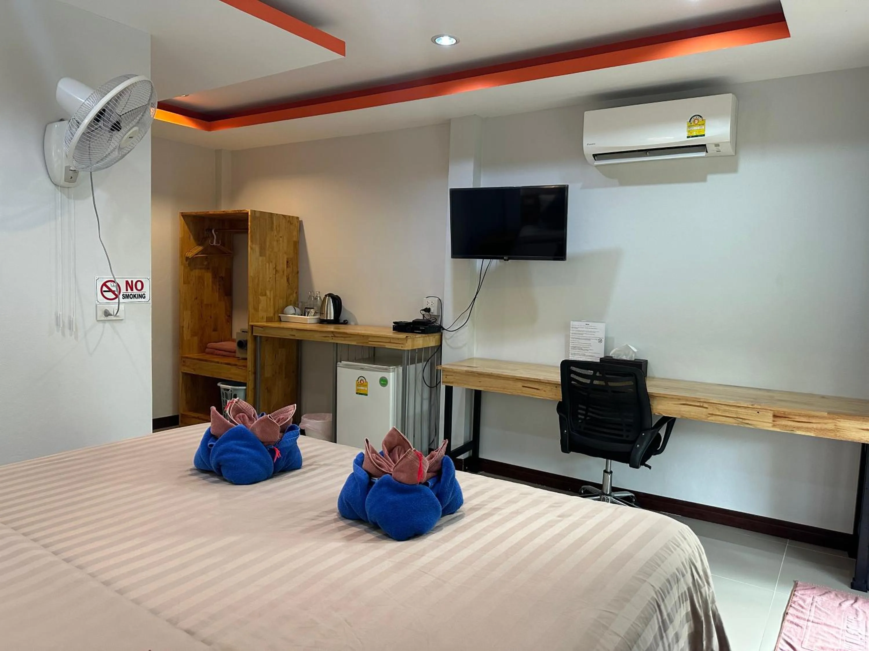 Photo of the whole room, Bed in CheeVa Beach Resort