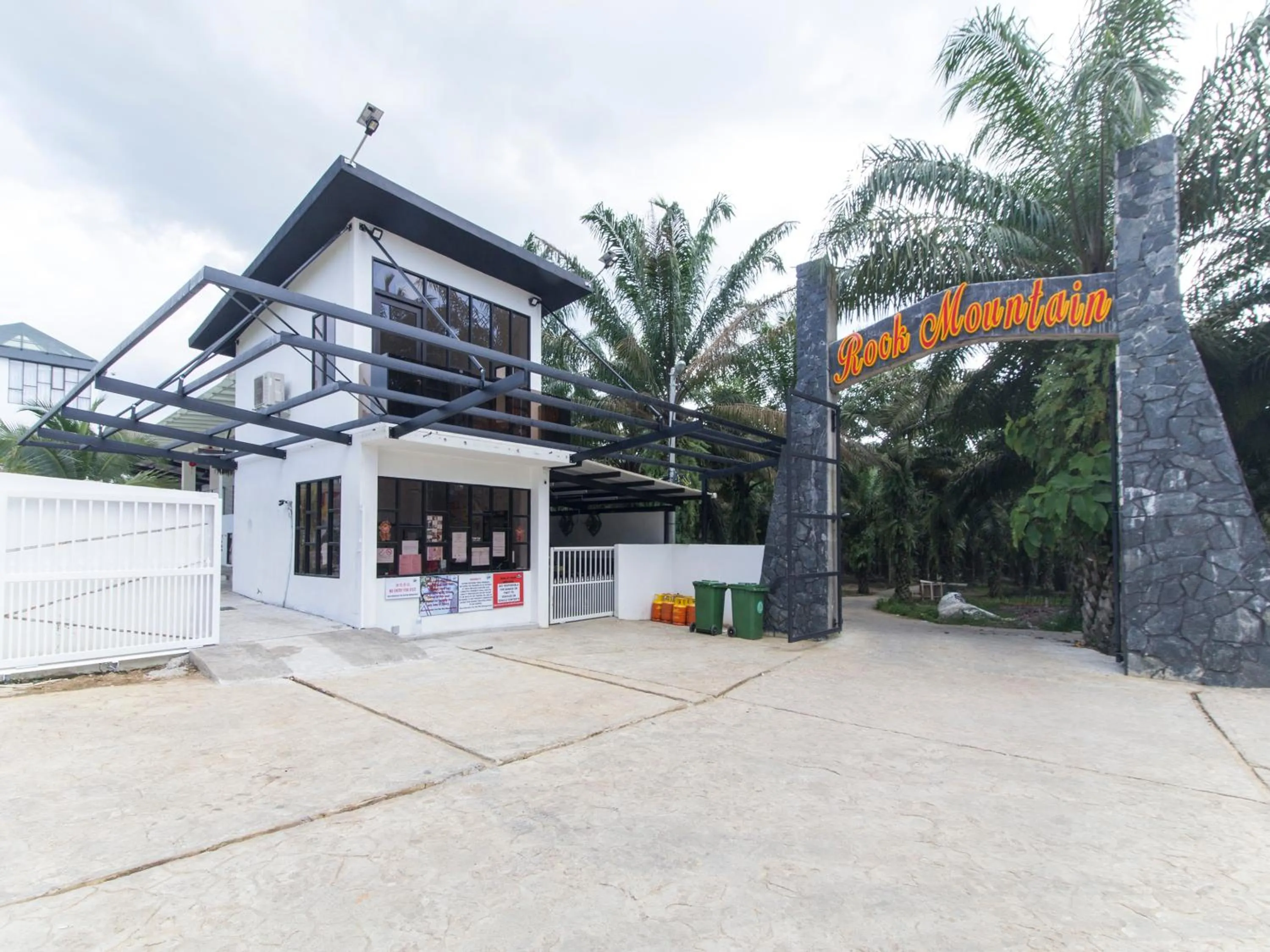 Facade/entrance in Rock Mountain