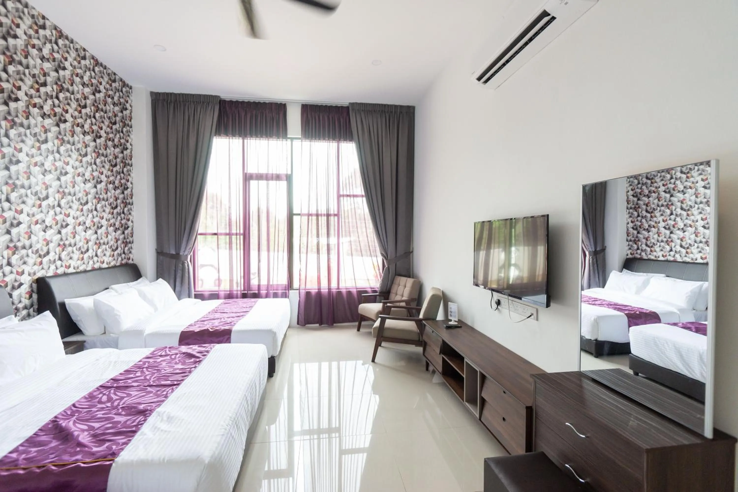 Photo of the whole room, Bed in Rock Mountain