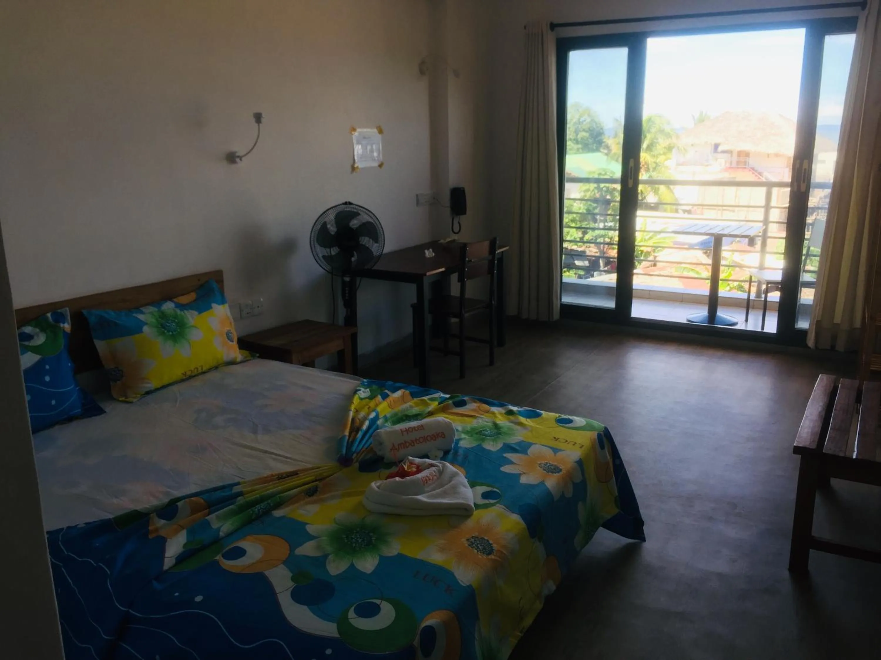 Property building, Bed in Hôtel Ambatoloaka
