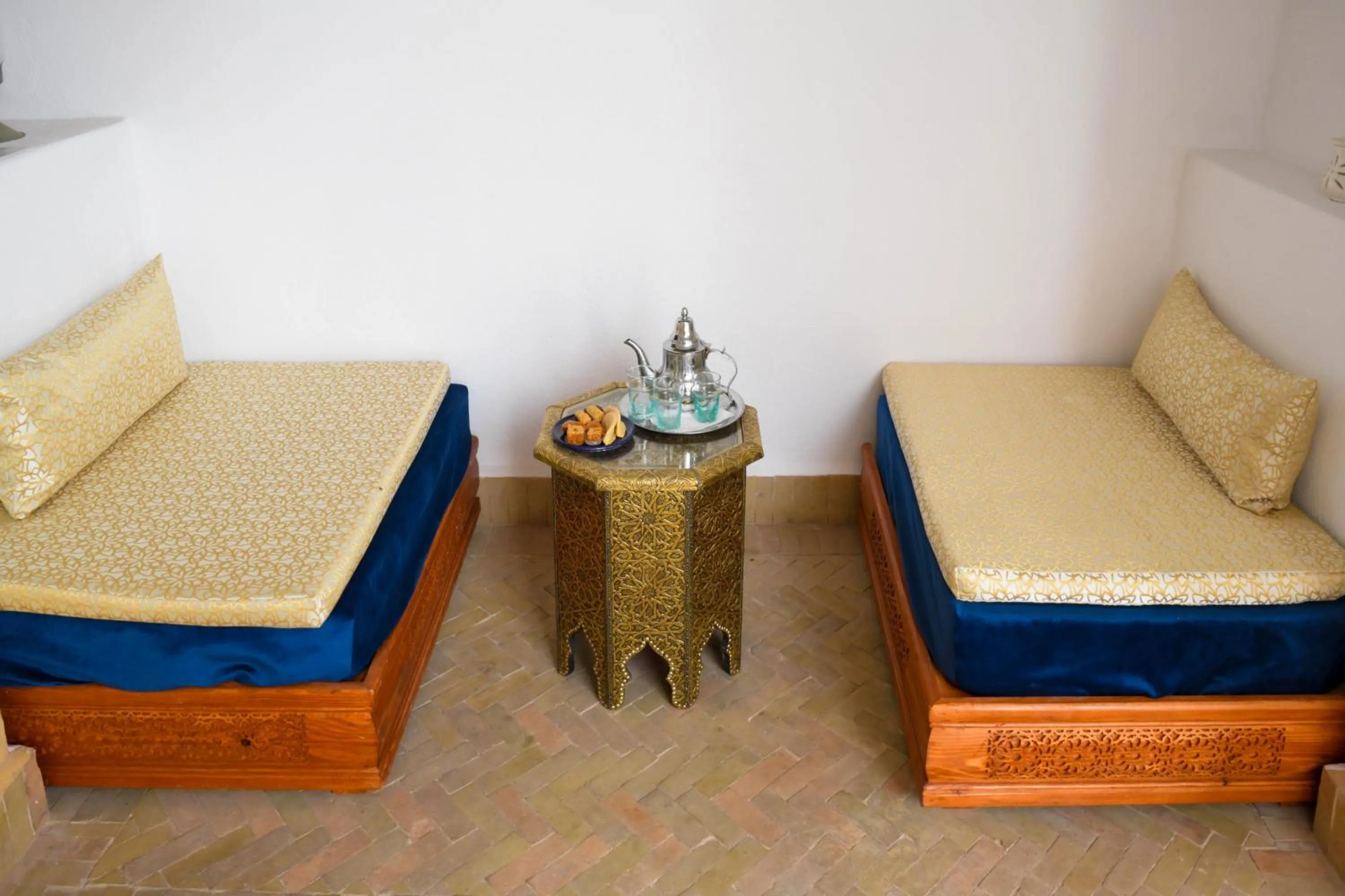 Living room, Bed in Riad Berenssi