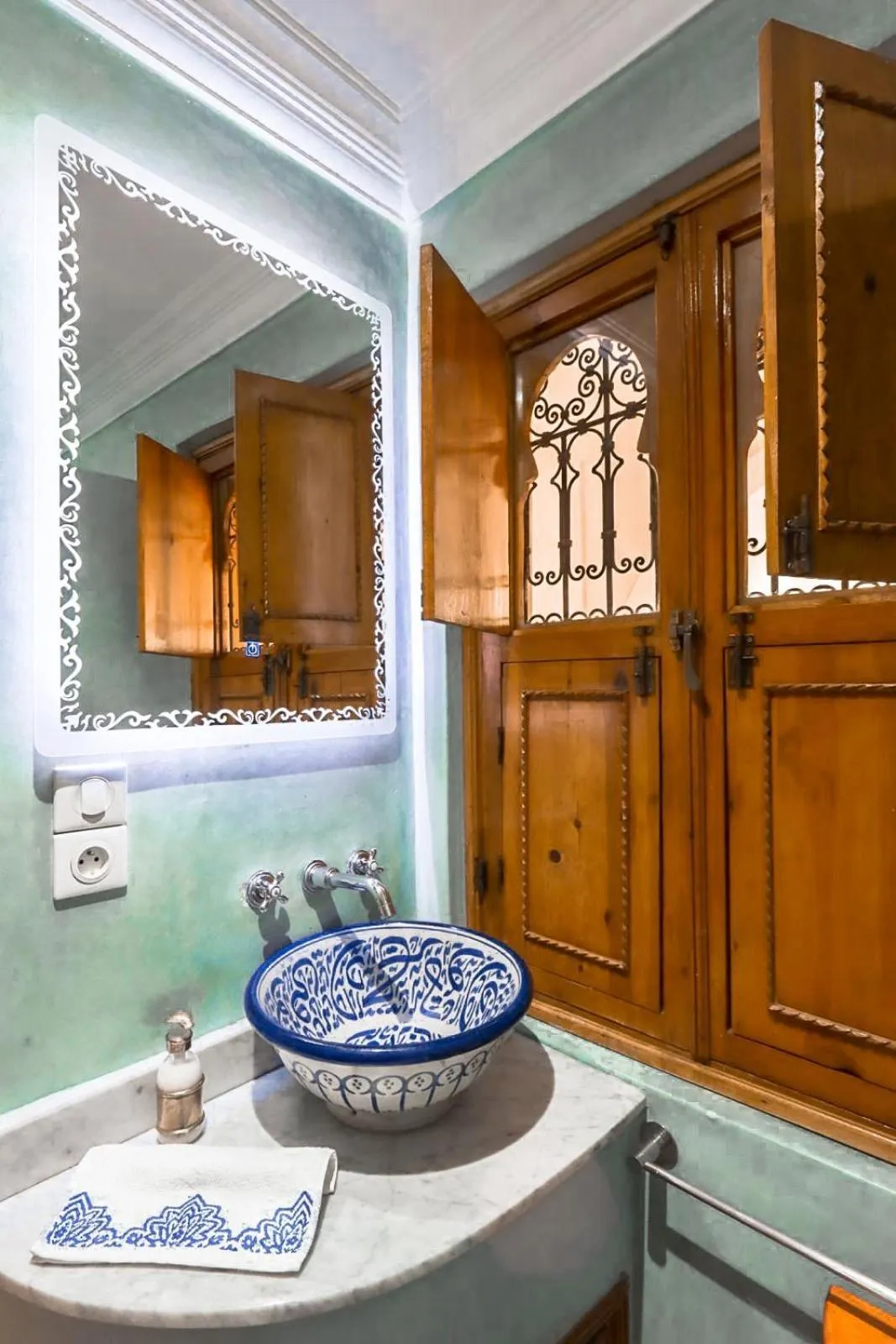 Shower in Riad Berenssi