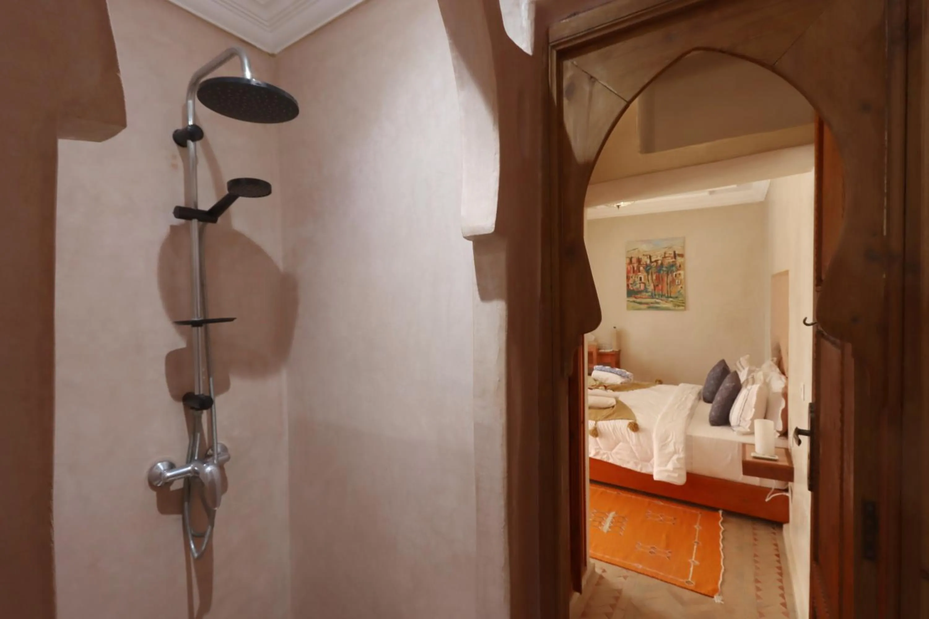 Shower, Bed in Riad Berenssi
