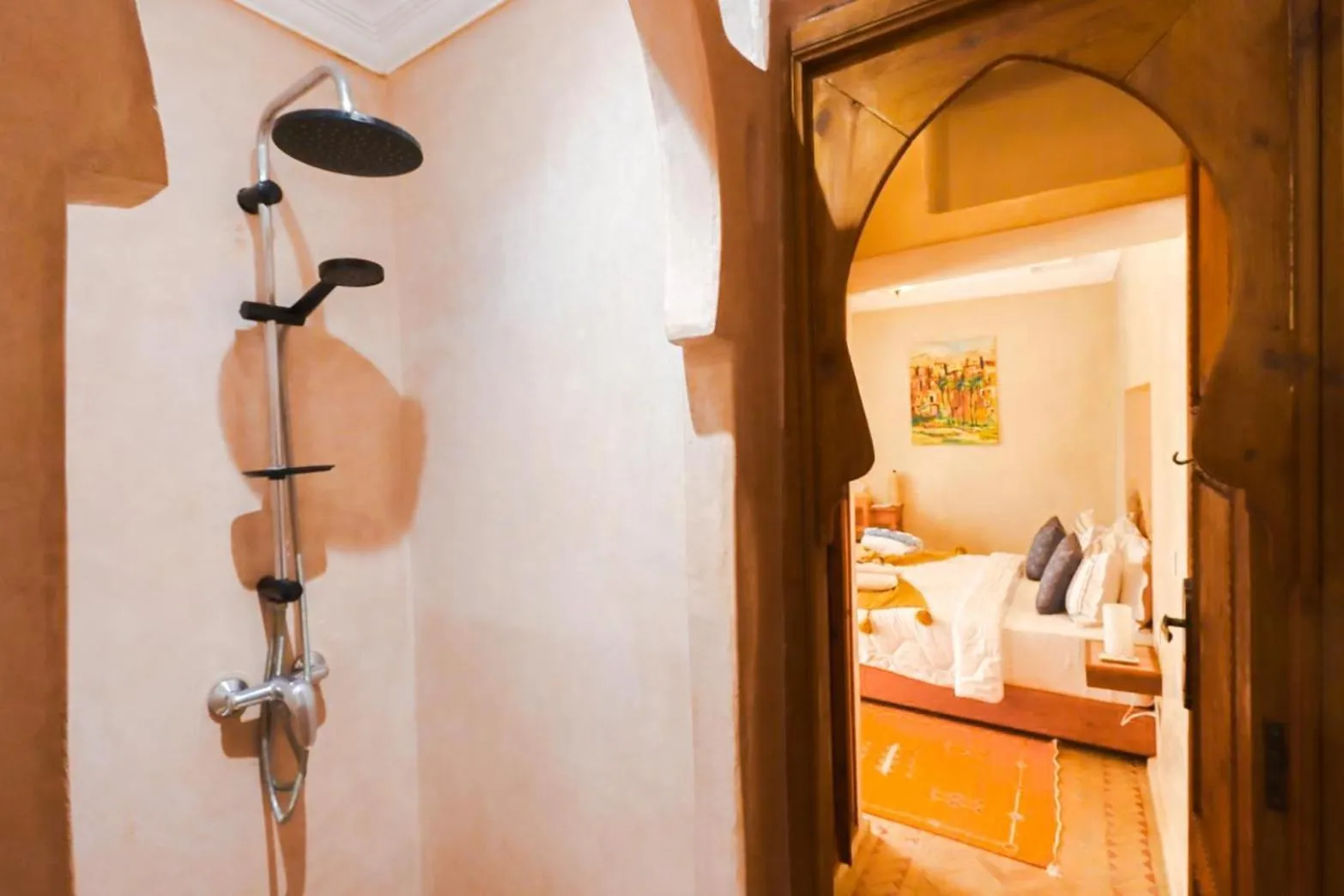 Shower, Bed in Riad Berenssi
