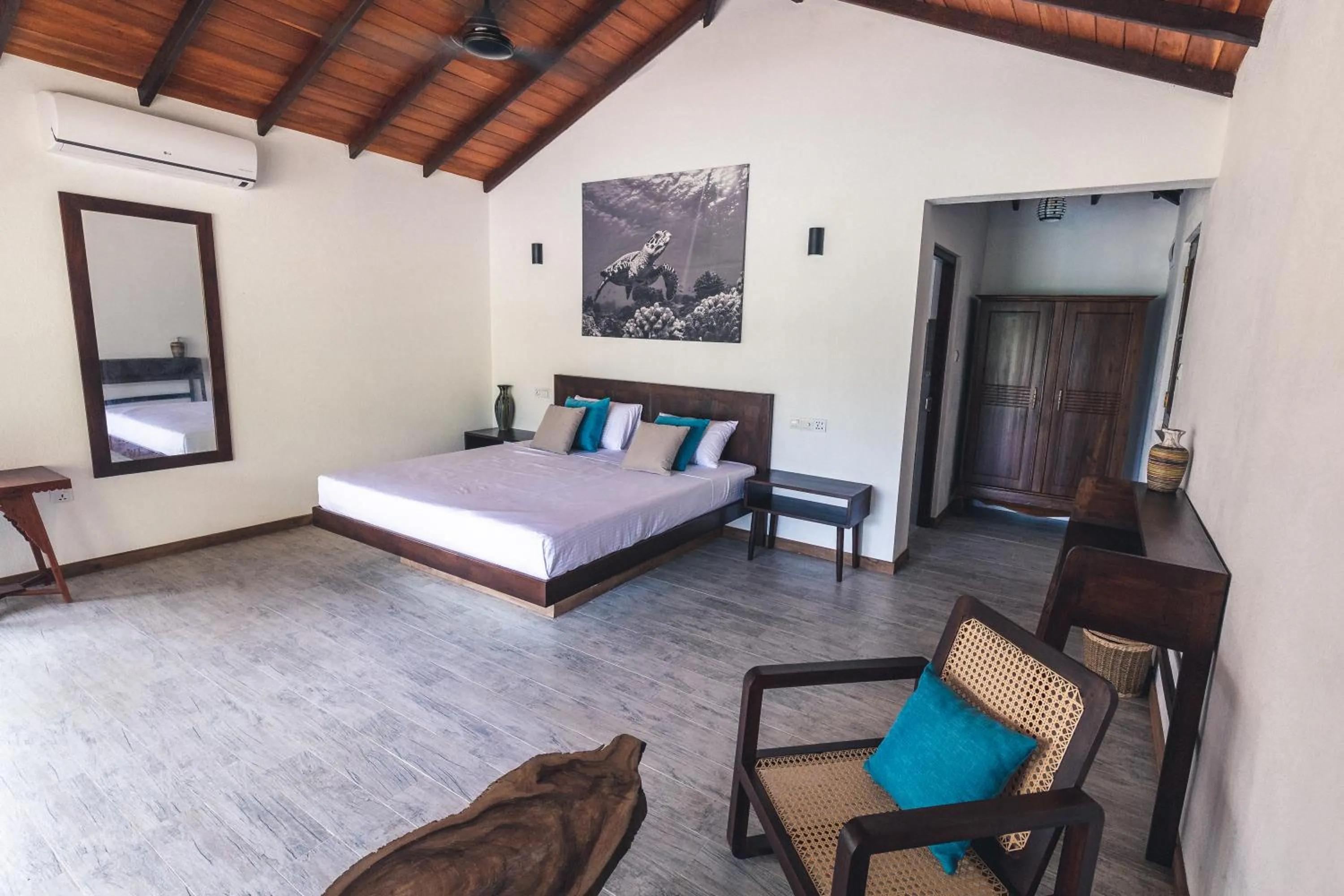 Photo of the whole room, Bed in OMIA