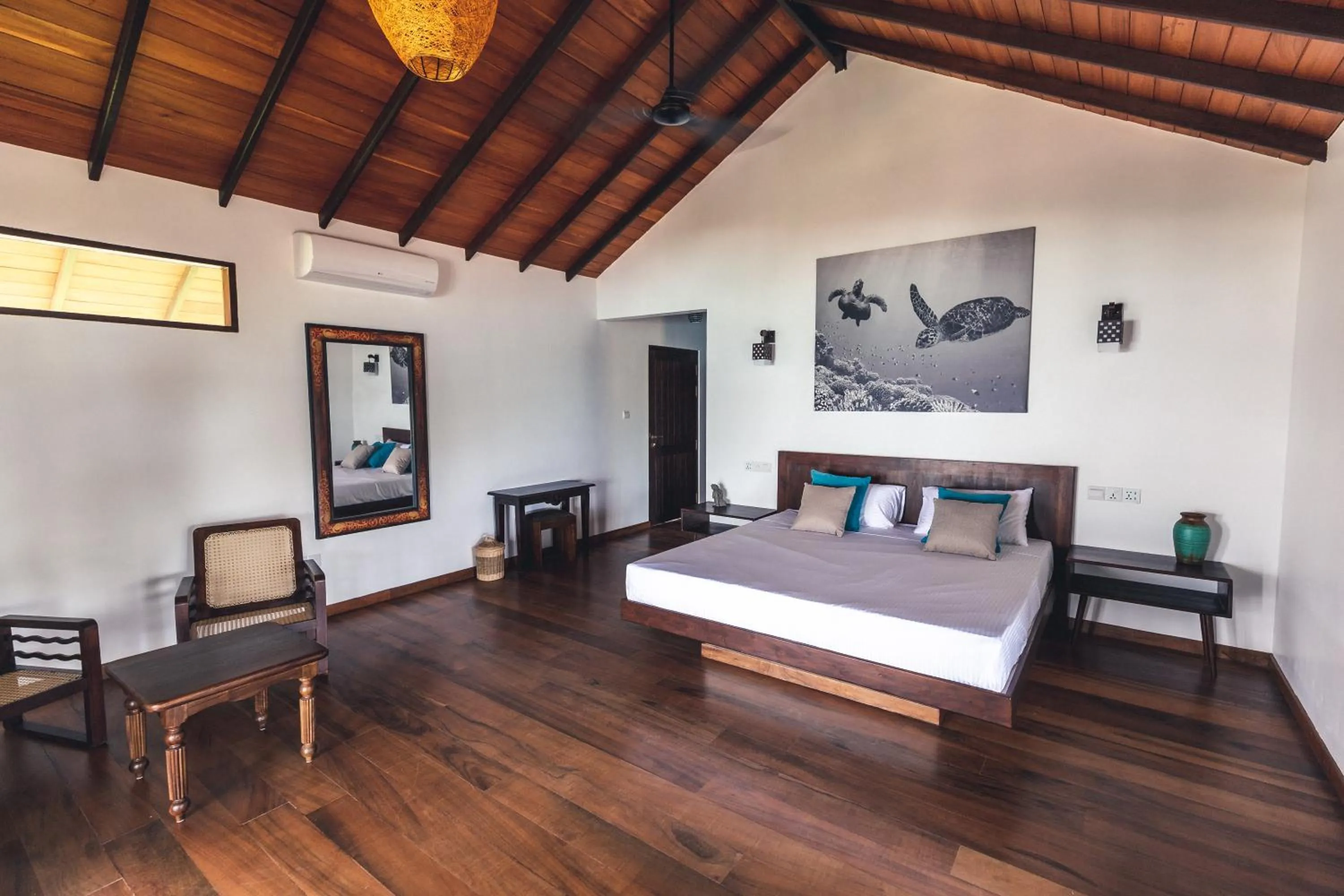 Photo of the whole room, Bed in OMIA