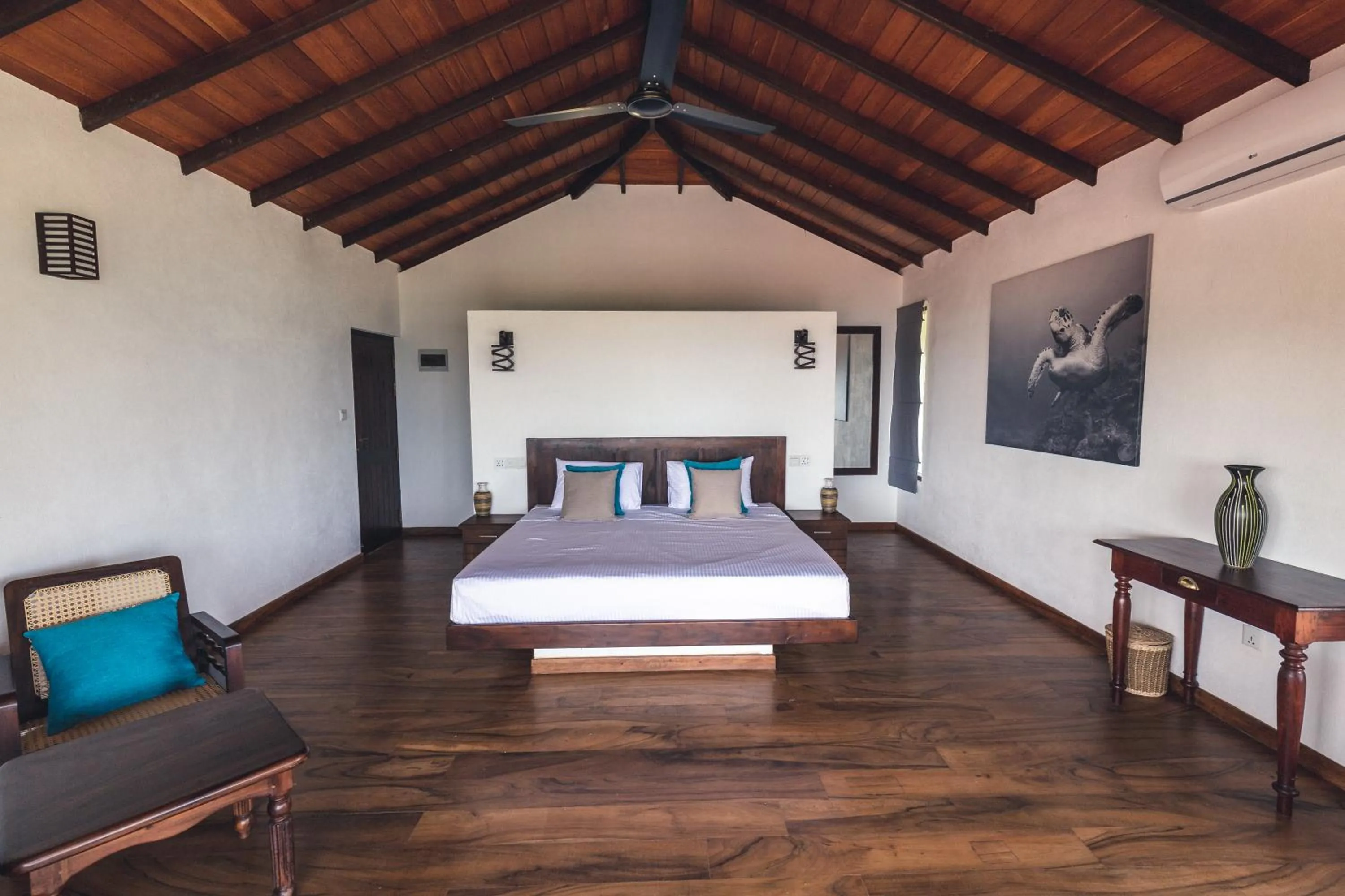 Photo of the whole room, Bed in OMIA