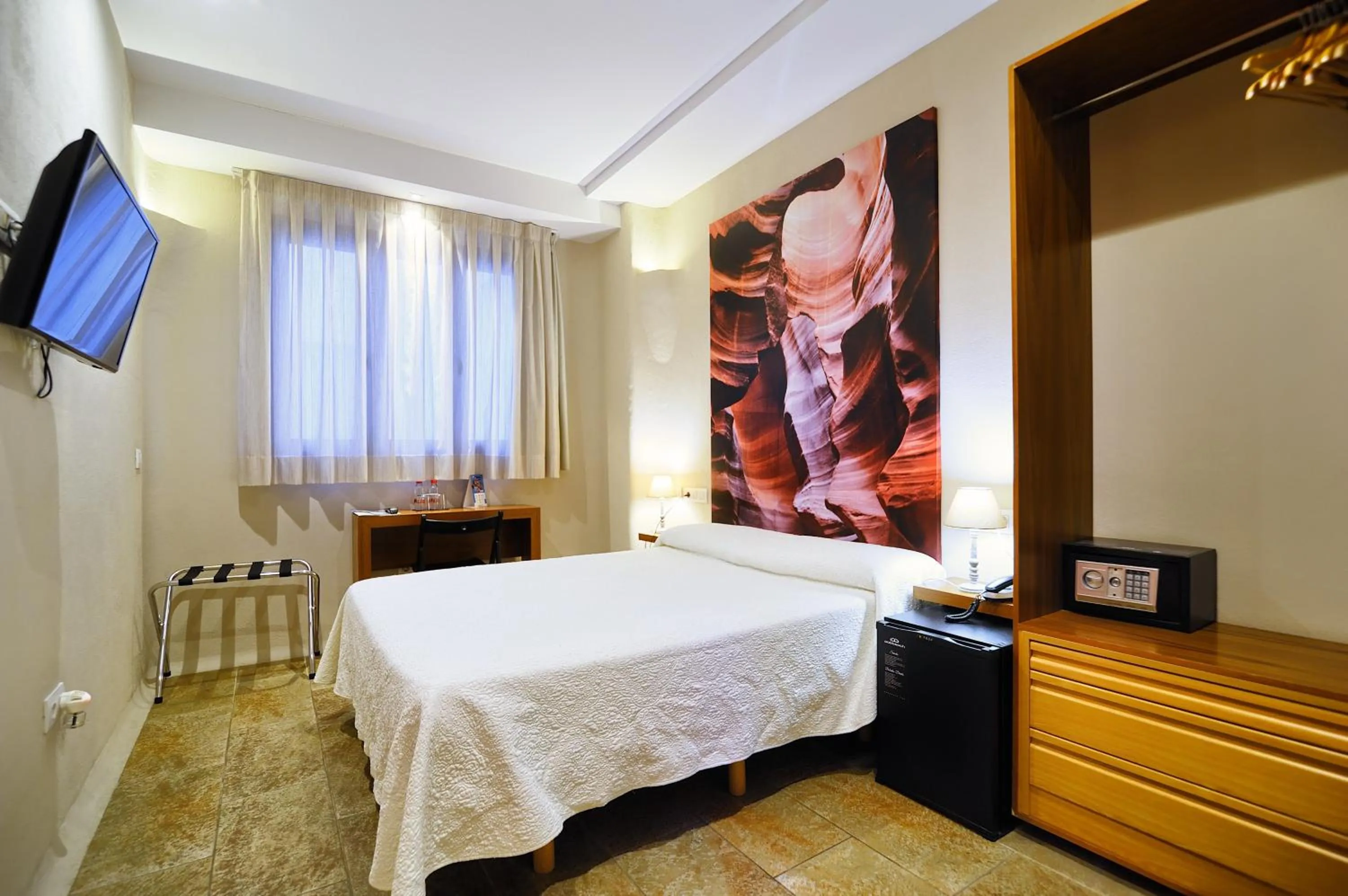 Shower, Bed in Hotel Boutique Sabbia Valencia