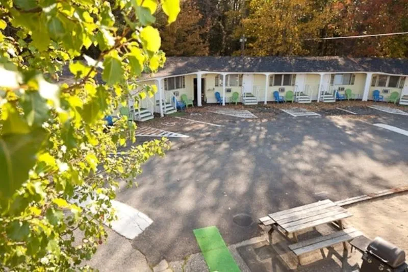 Bird's eye view in Robbins Motel