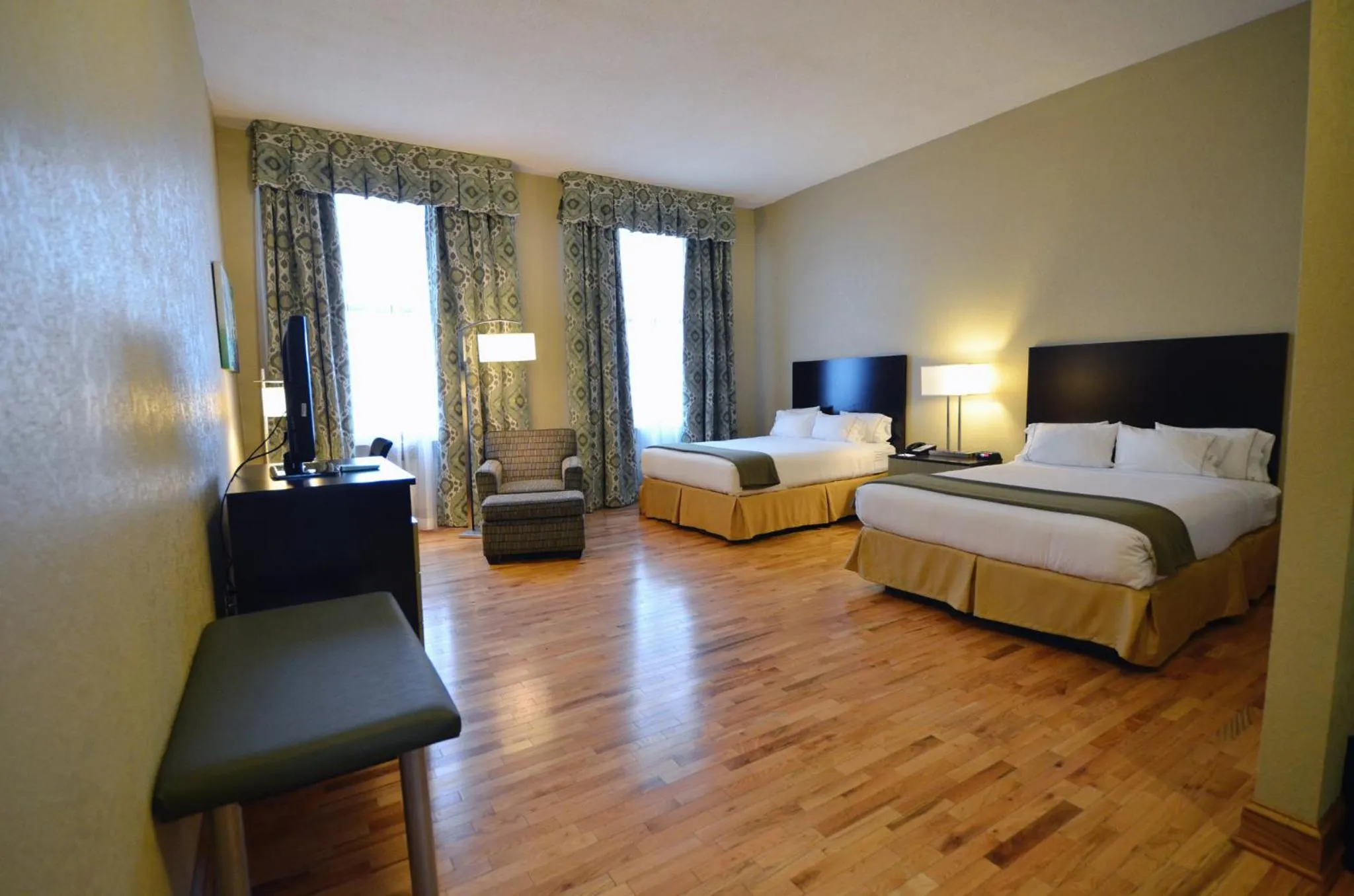 Photo of the whole room, Bed in Holiday Inn Express Cleveland Downtown by IHG