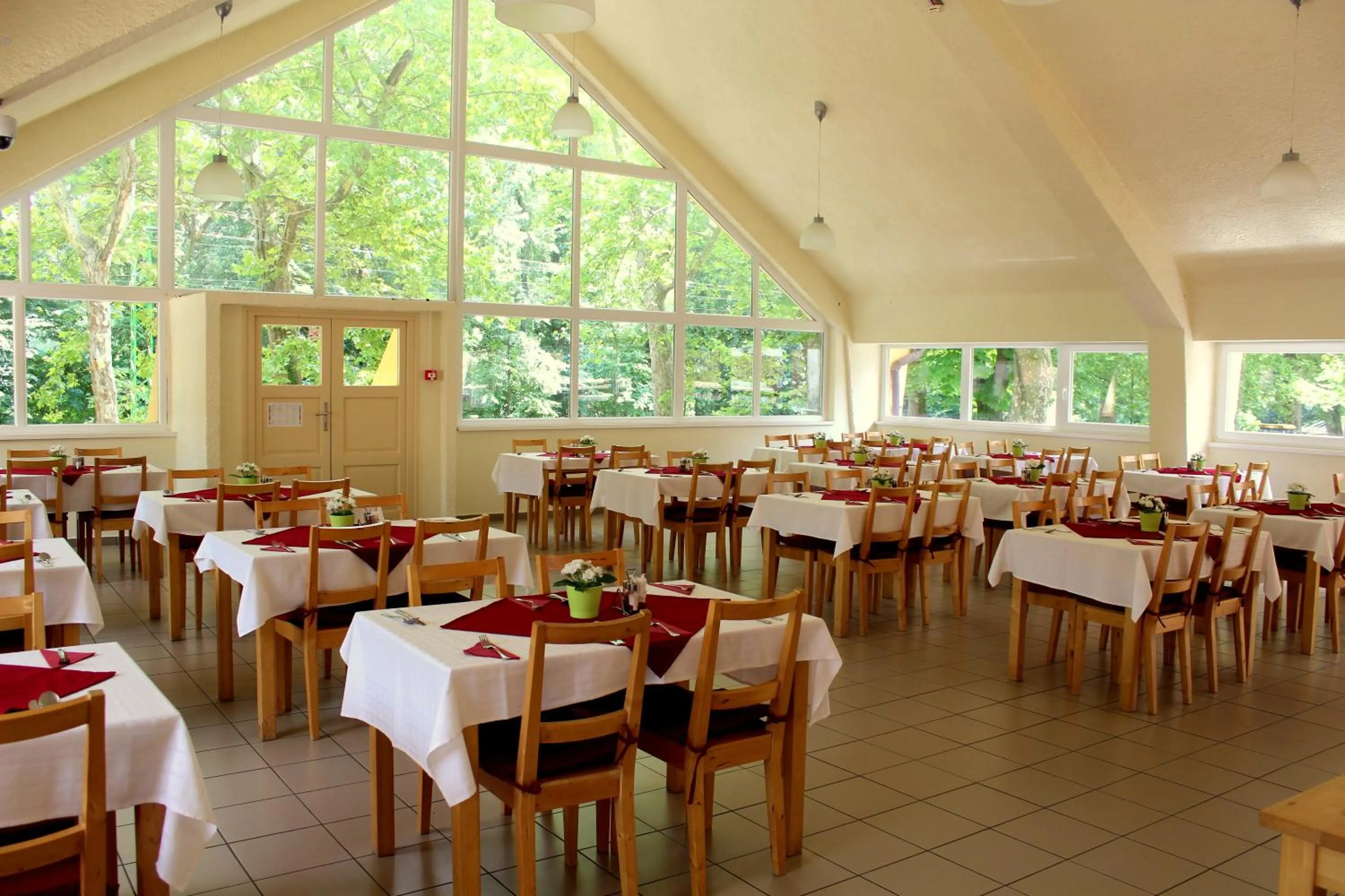 Restaurant/places to eat in BF Hotel