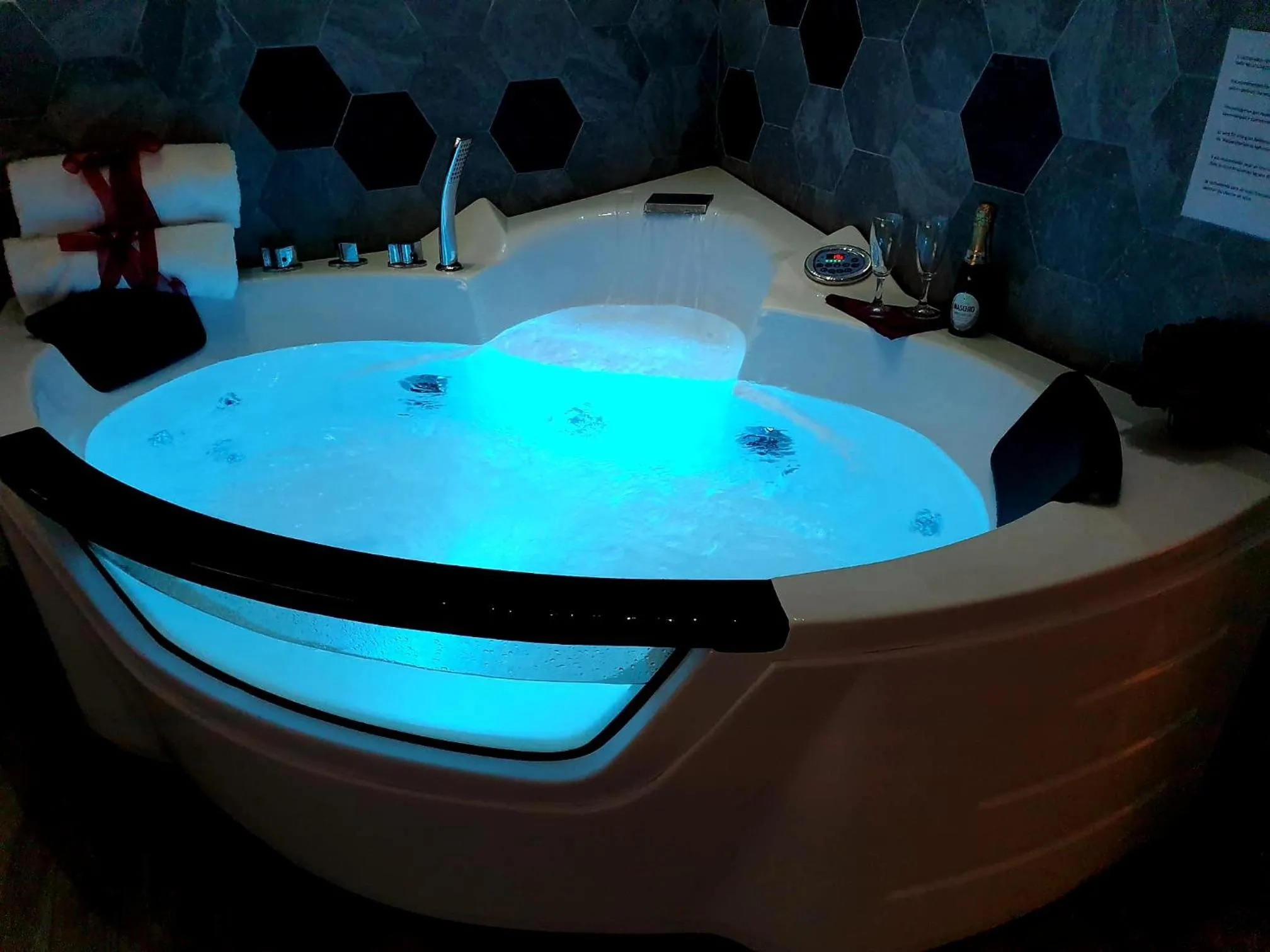 Hot Tub in Il Mare Di Roma Luxury