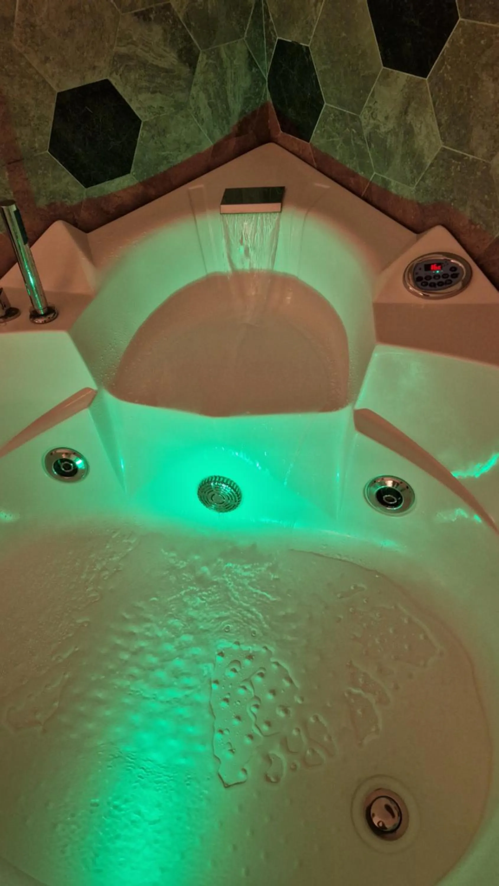 Hot Tub in Il Mare Di Roma Luxury