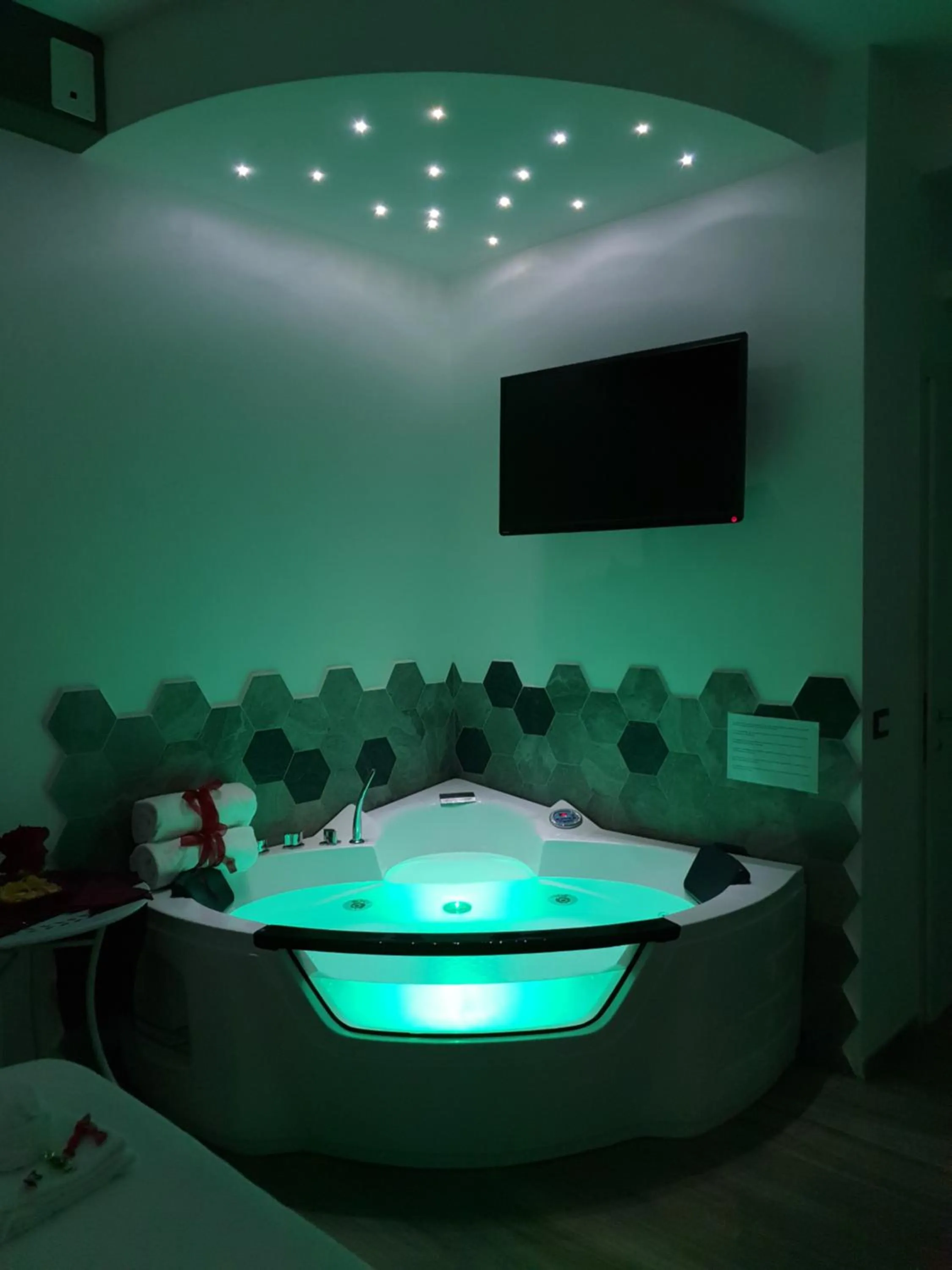 Hot Tub in Il Mare Di Roma Luxury