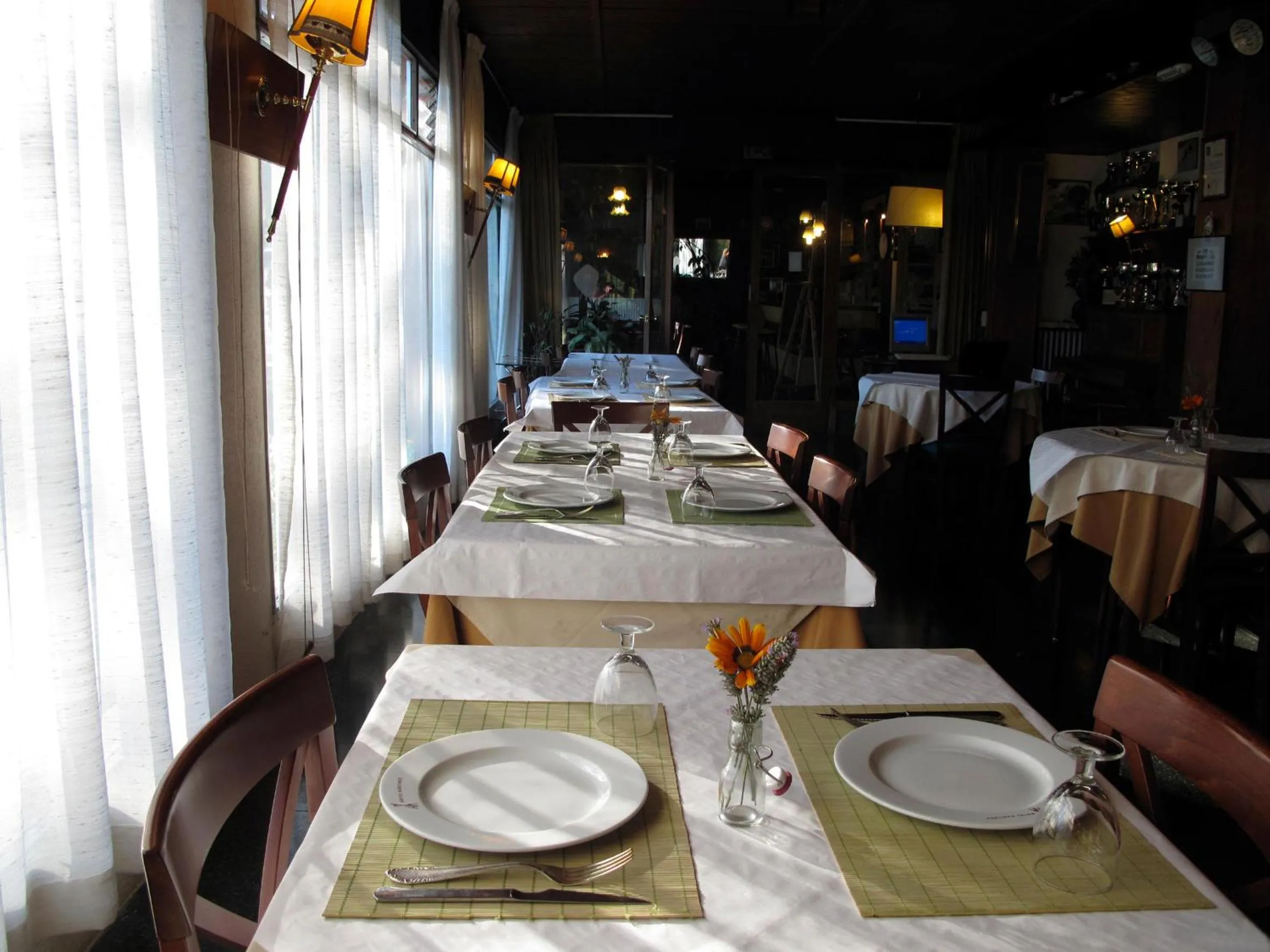 Restaurant/places to eat in Hotel Martinez
