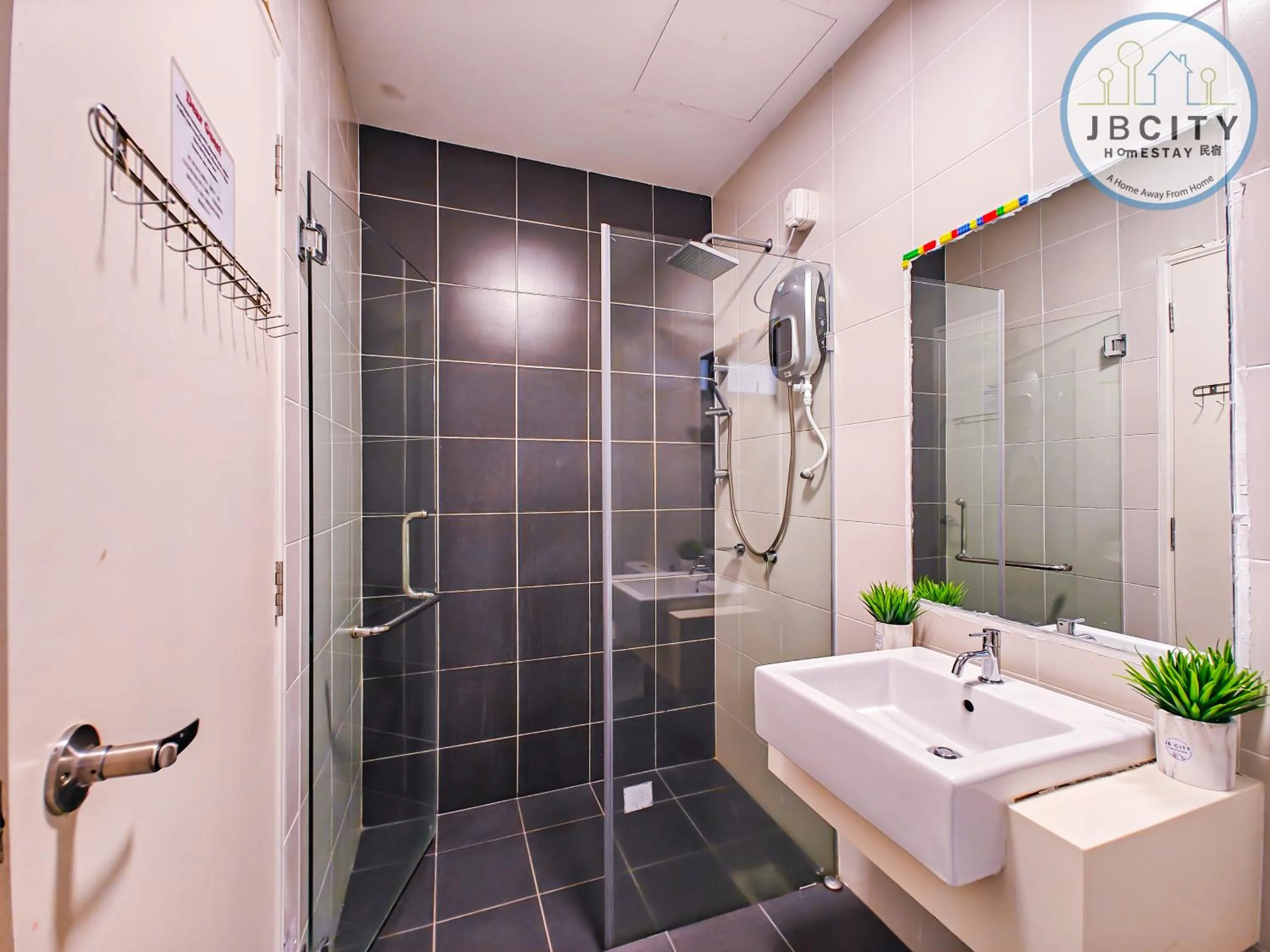 Bathroom in Pangsapuri Meridian by RR JBcity