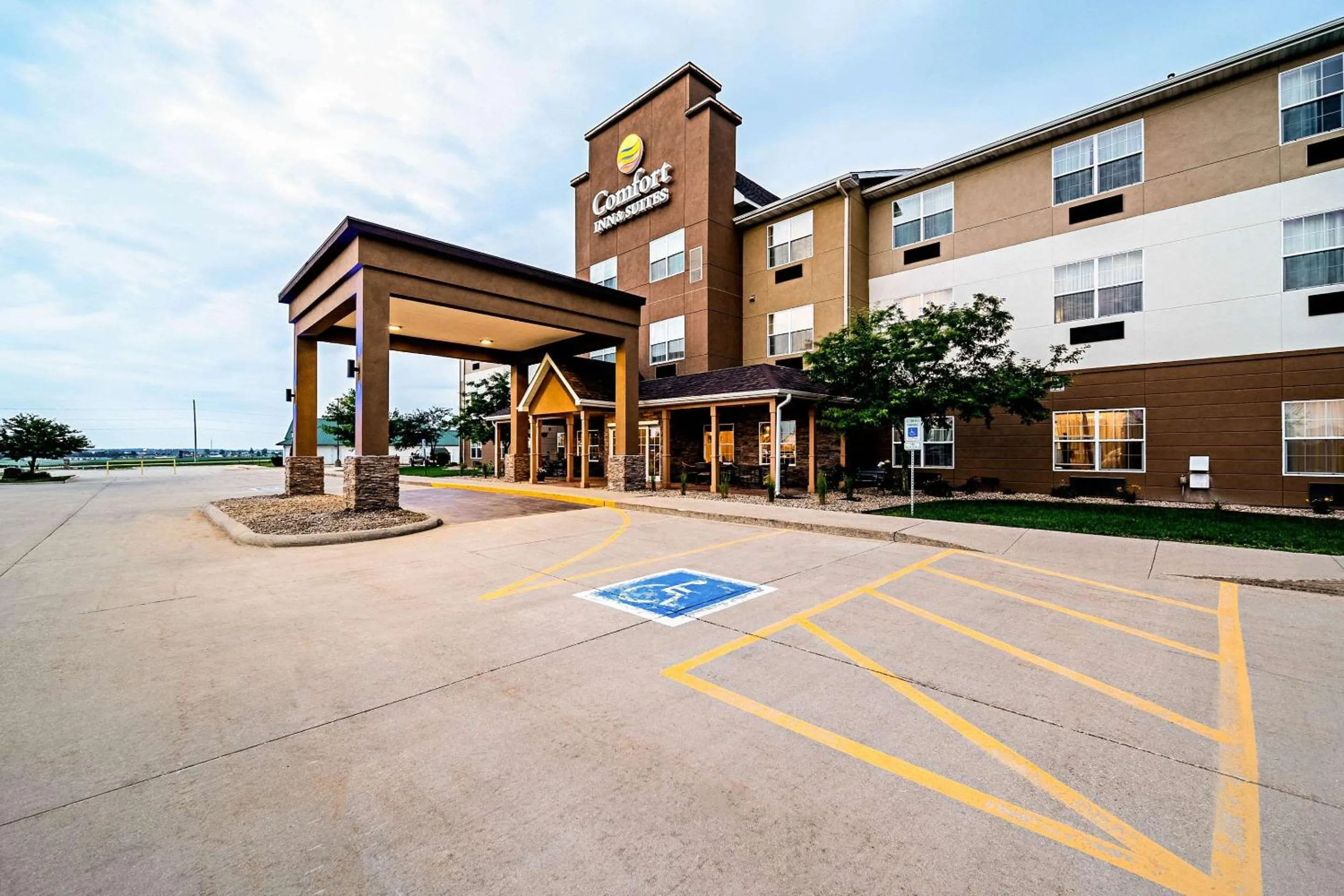 Property building in Comfort Inn & Suites Independence