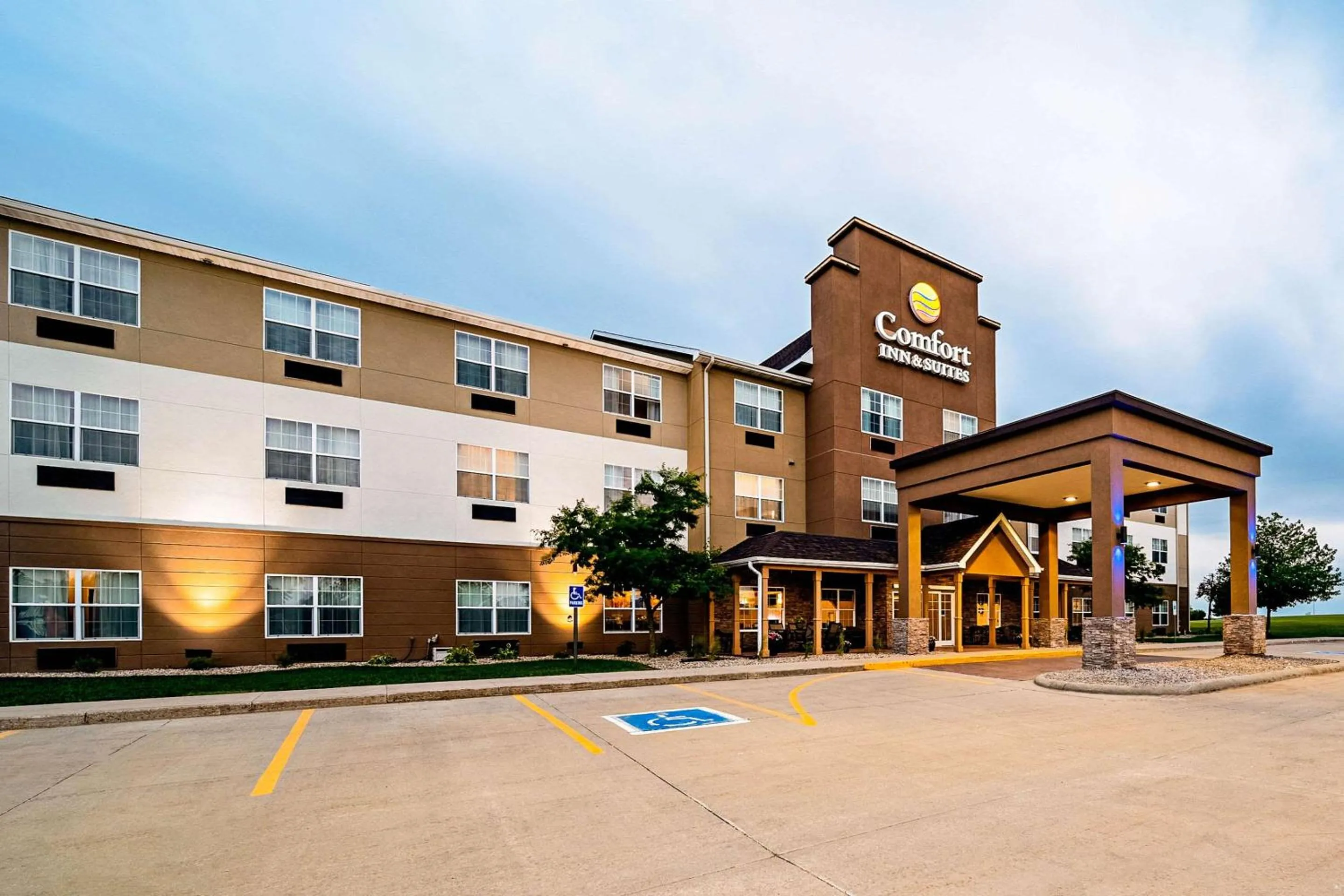 Property building in Comfort Inn & Suites Independence
