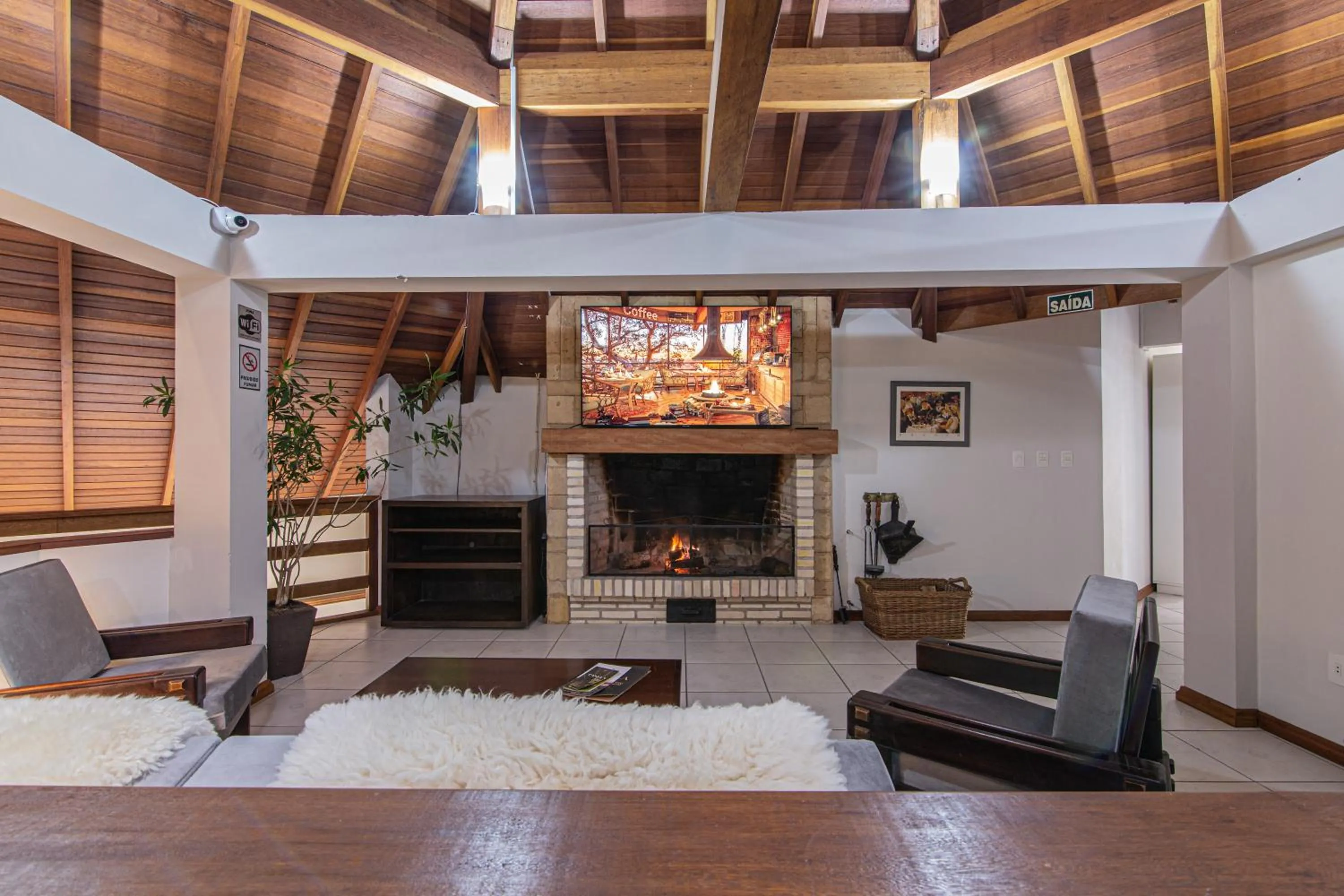 Communal lounge/ TV room in Pousada Villa Verde