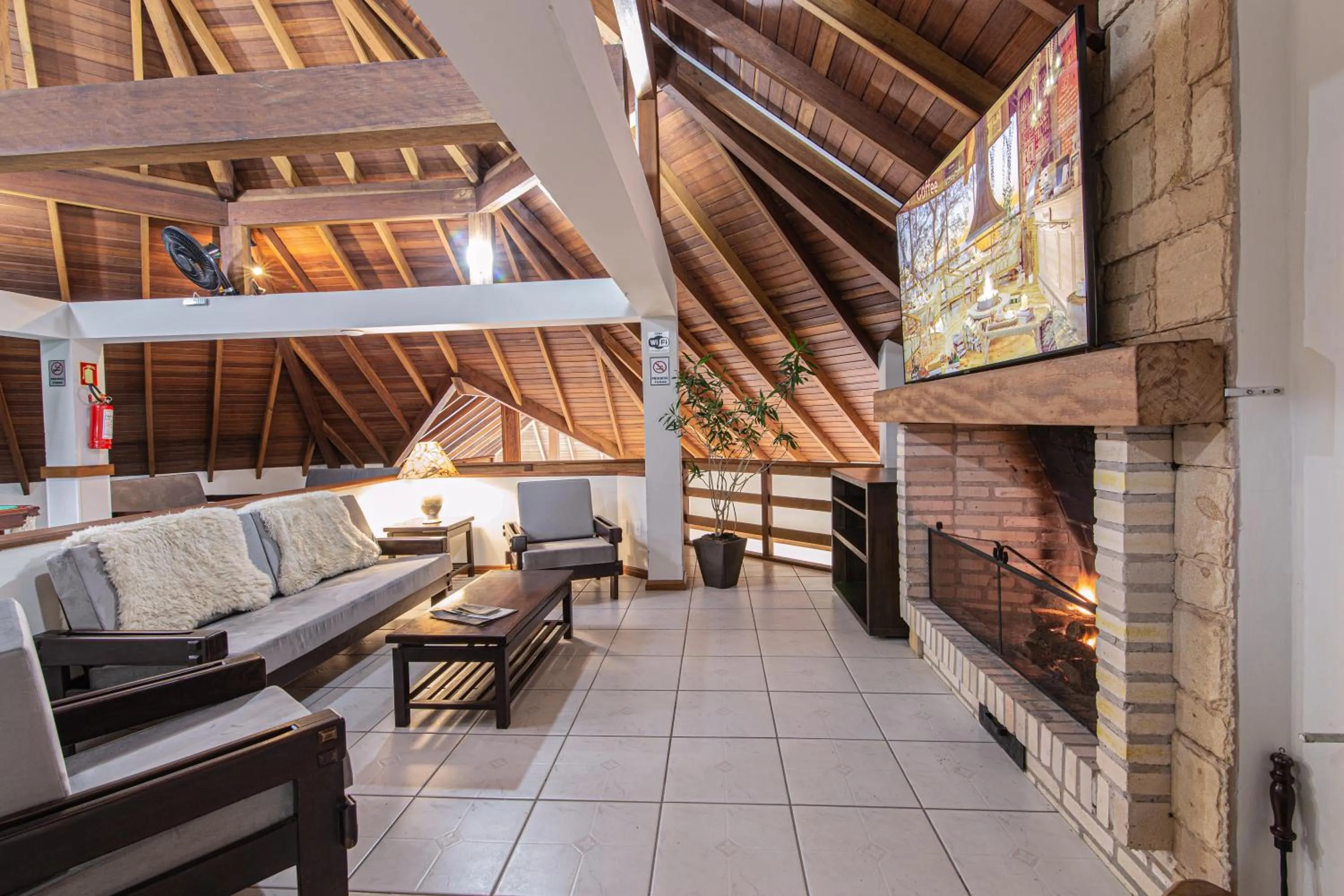 Communal lounge/ TV room in Pousada Villa Verde