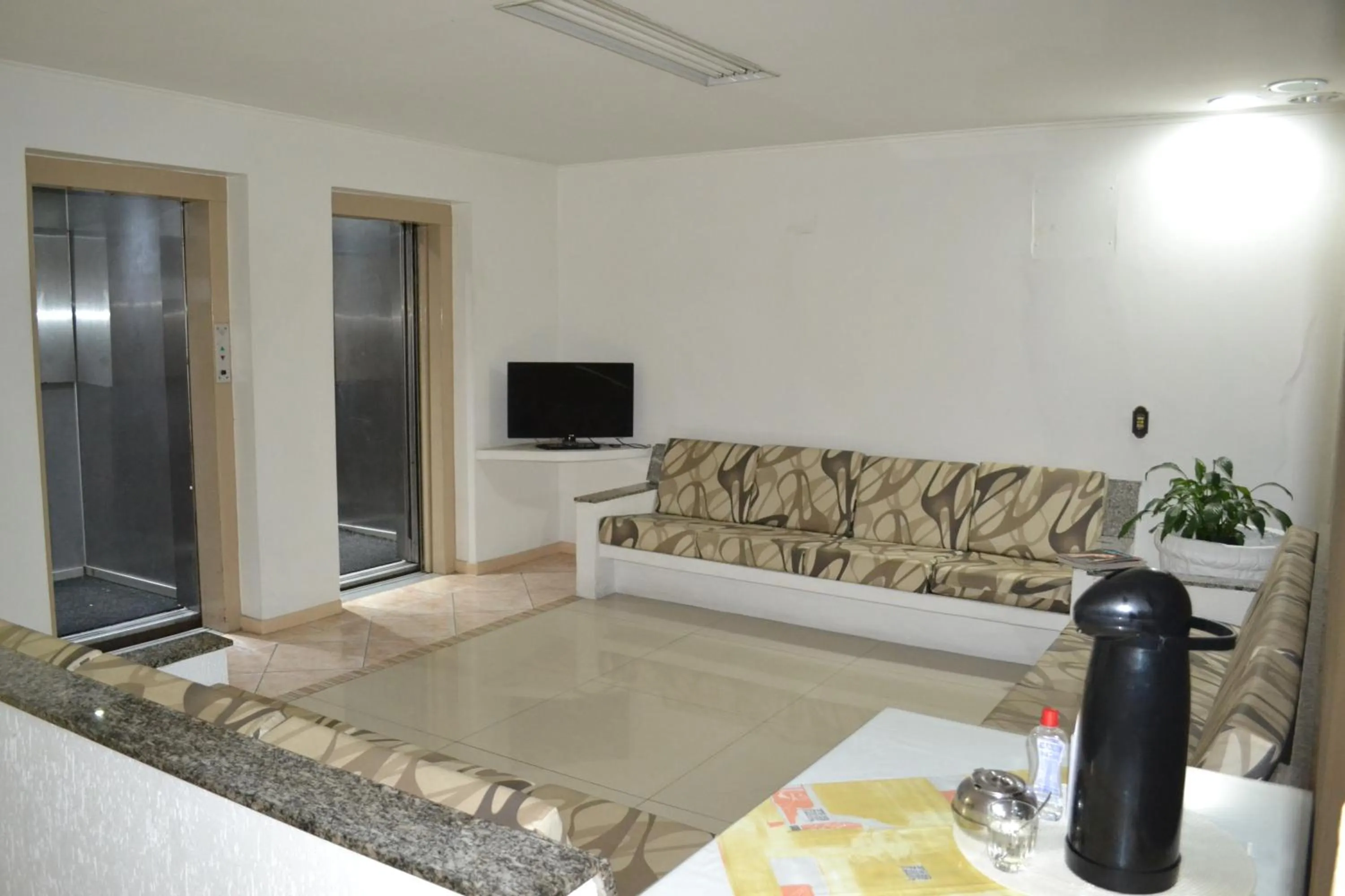 Communal lounge/ TV room in Hotel Scala