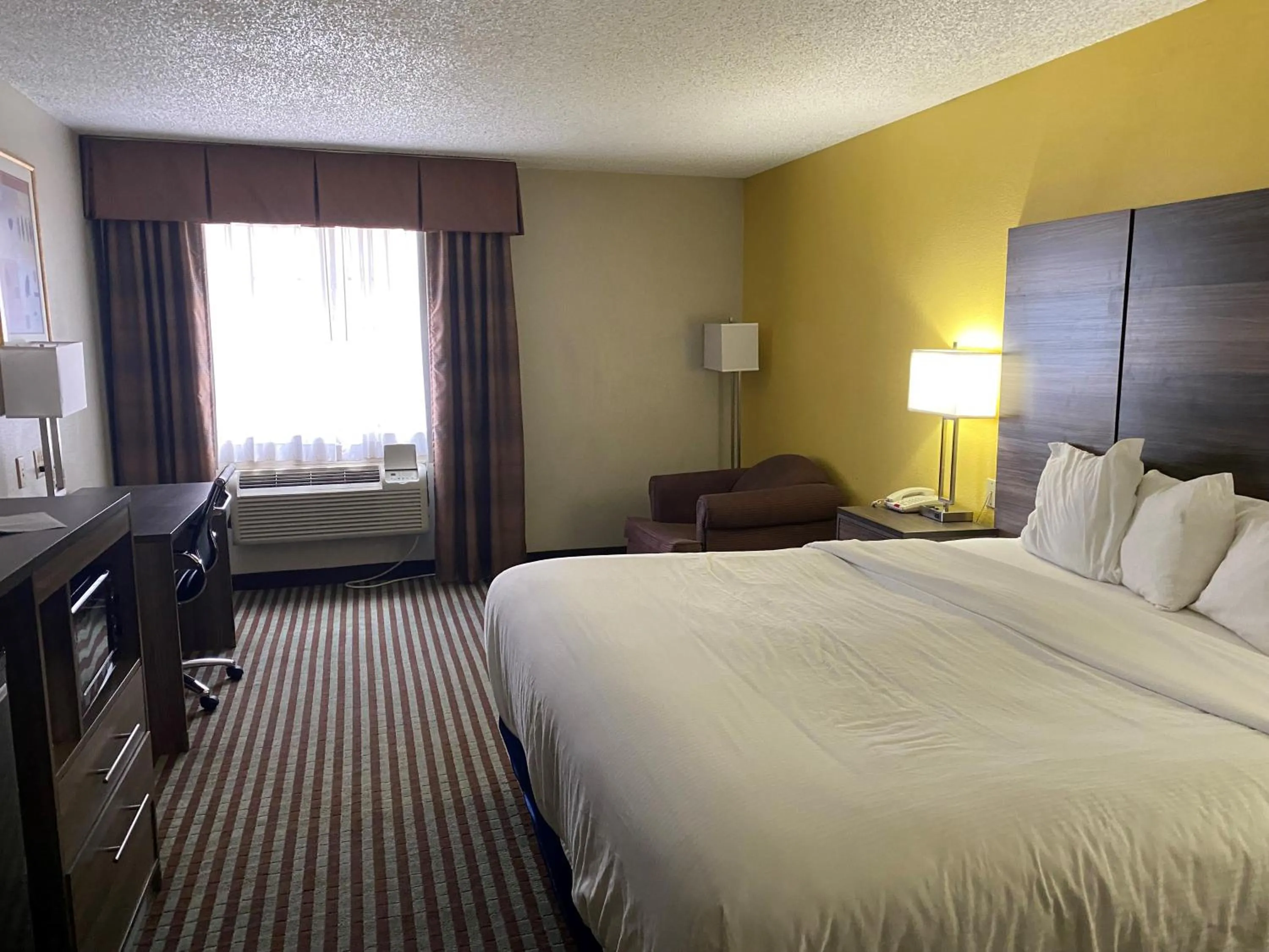 Bed in Baymont by Wyndham Oklahoma City Airport