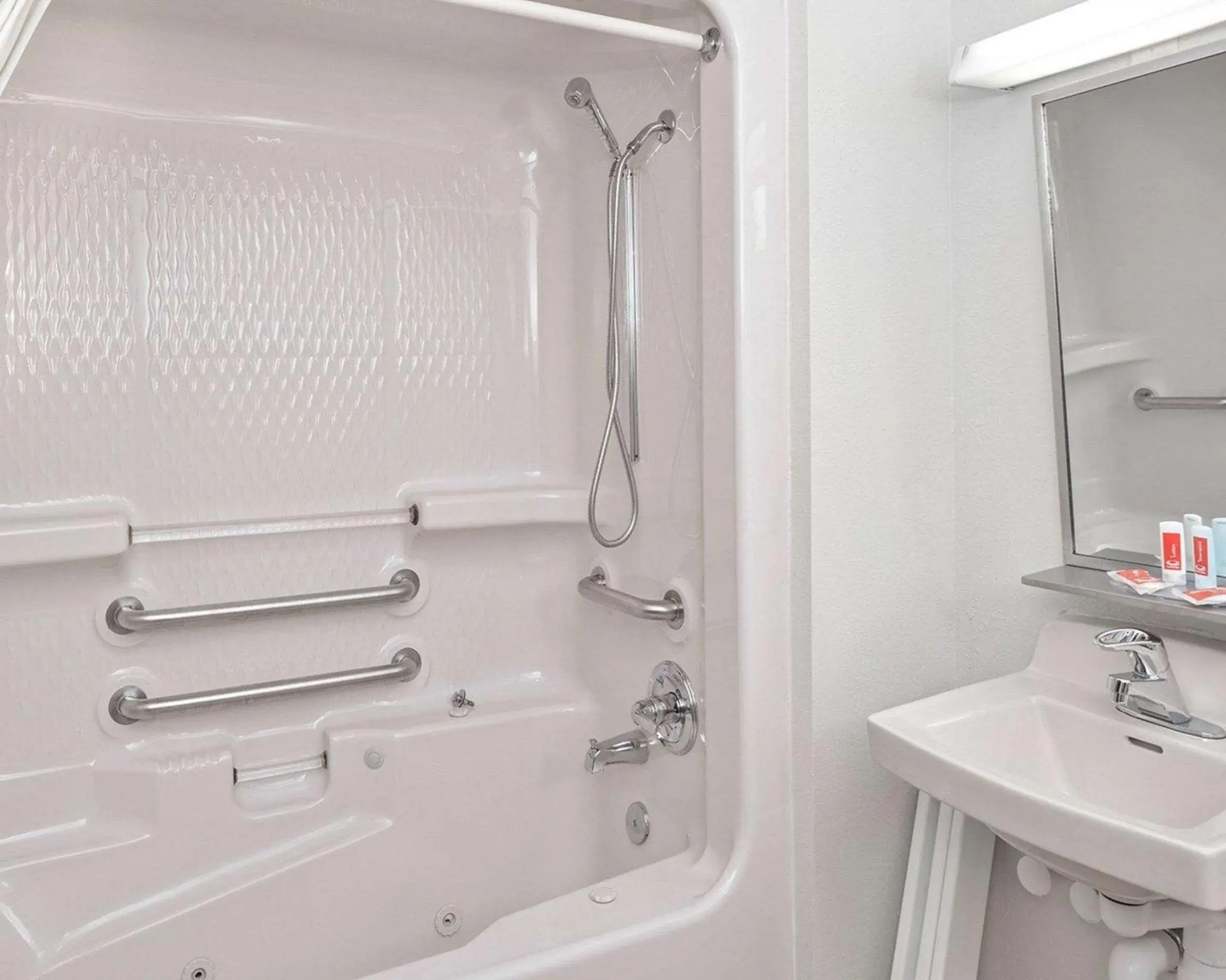 Queen Room - Accessible/Nonsmoking in Econo Lodge Inn & Suites Shelbyville Queen Room - Accessible/Nonsmoking in Econo Lodge Inn & Suites Shelbyville