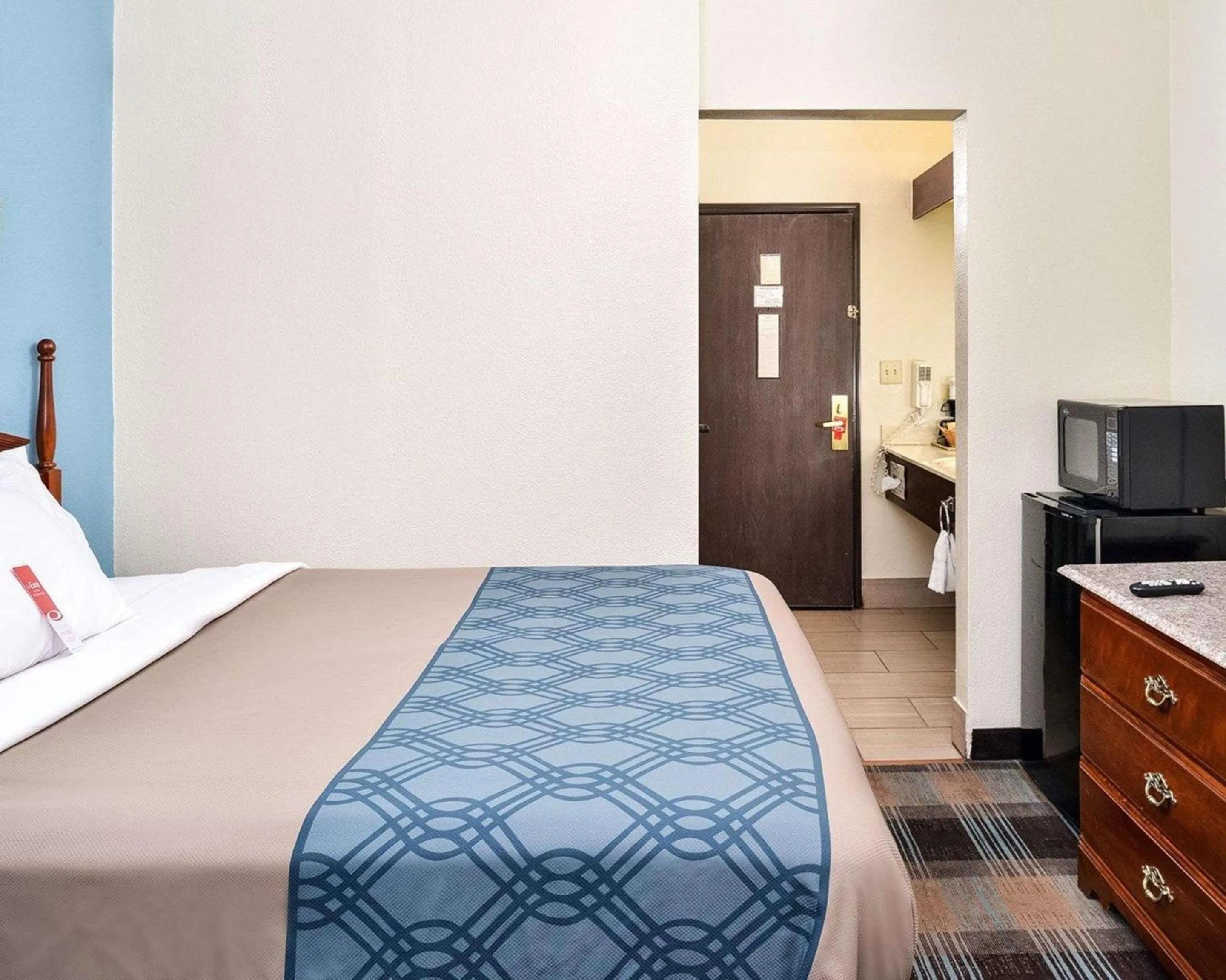 Photo of the whole room, Bed in Econo Lodge Inn & Suites Shelbyville